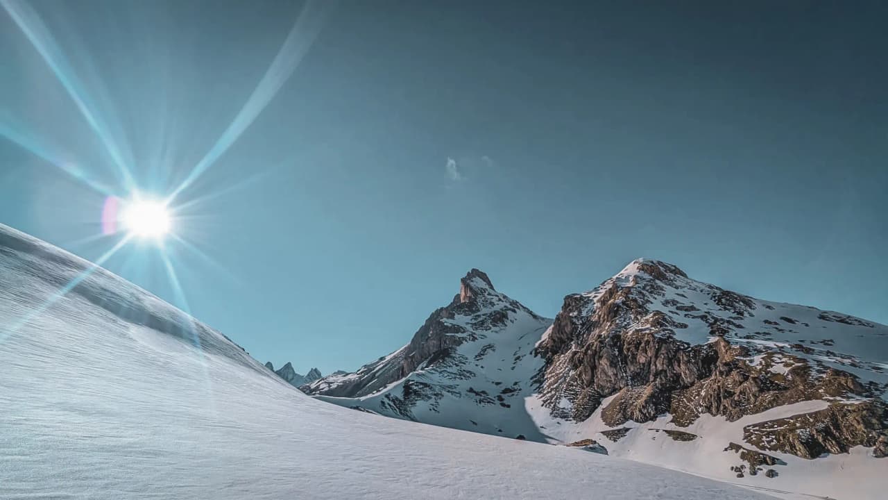 Stunning snow-covered mountain landscapes beneath a brilliant blue sky – an invitation to a winter adventure.