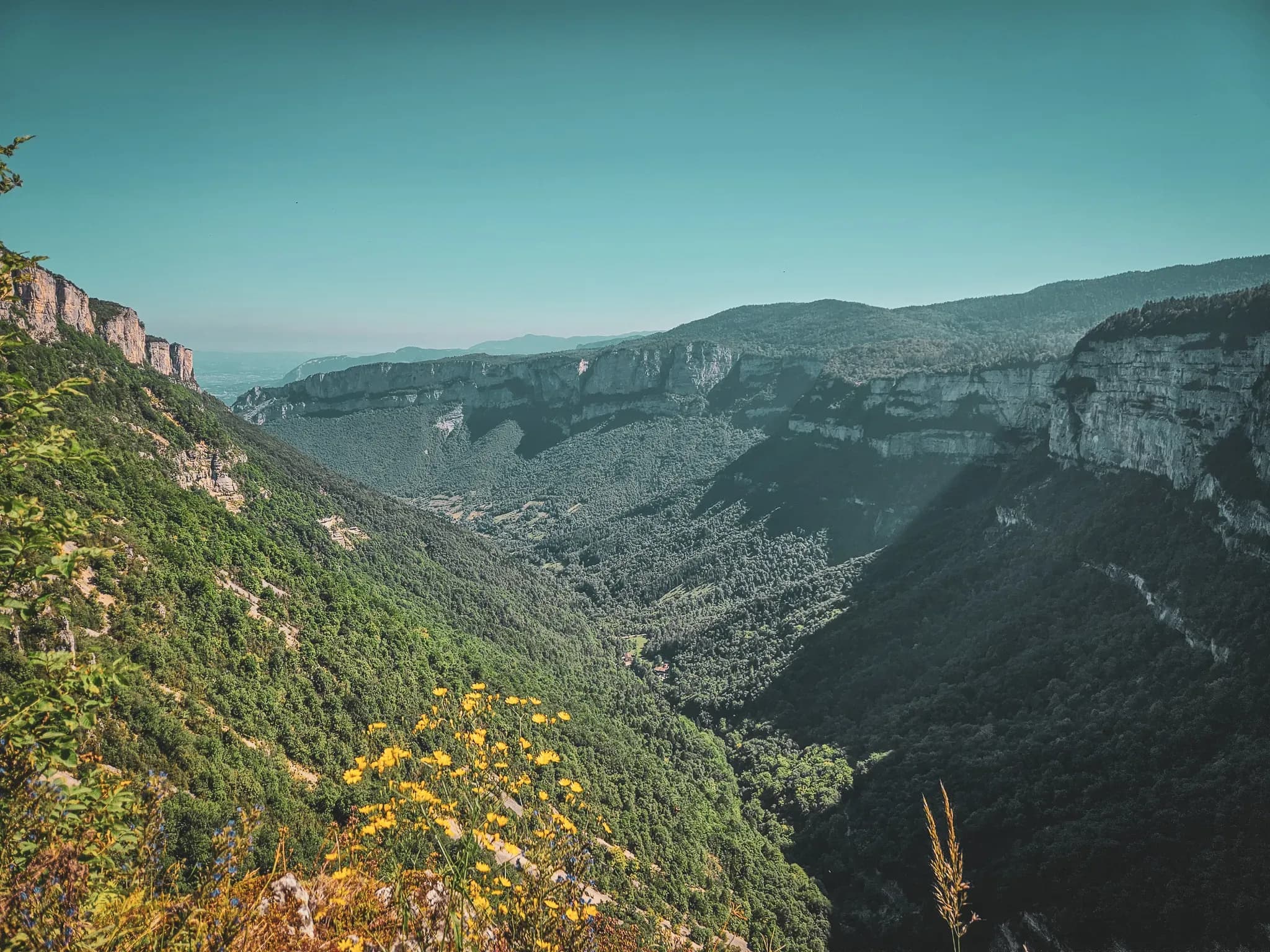 A green panorama of the Vercors, guided by majestic cliffs and wild flowers. Bewitching!