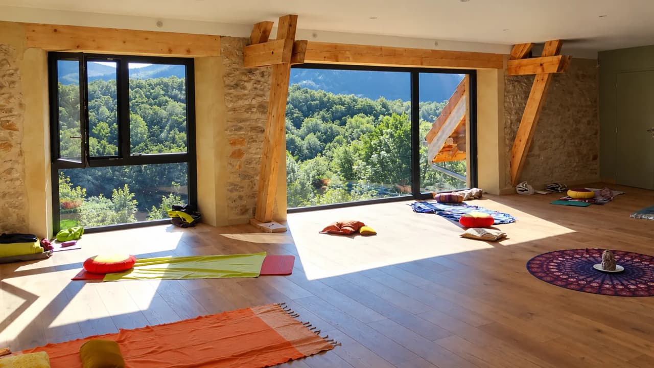 Espace lumineux pour yoga, avec vue panoramique sur la nature verdoyante du Vercors.