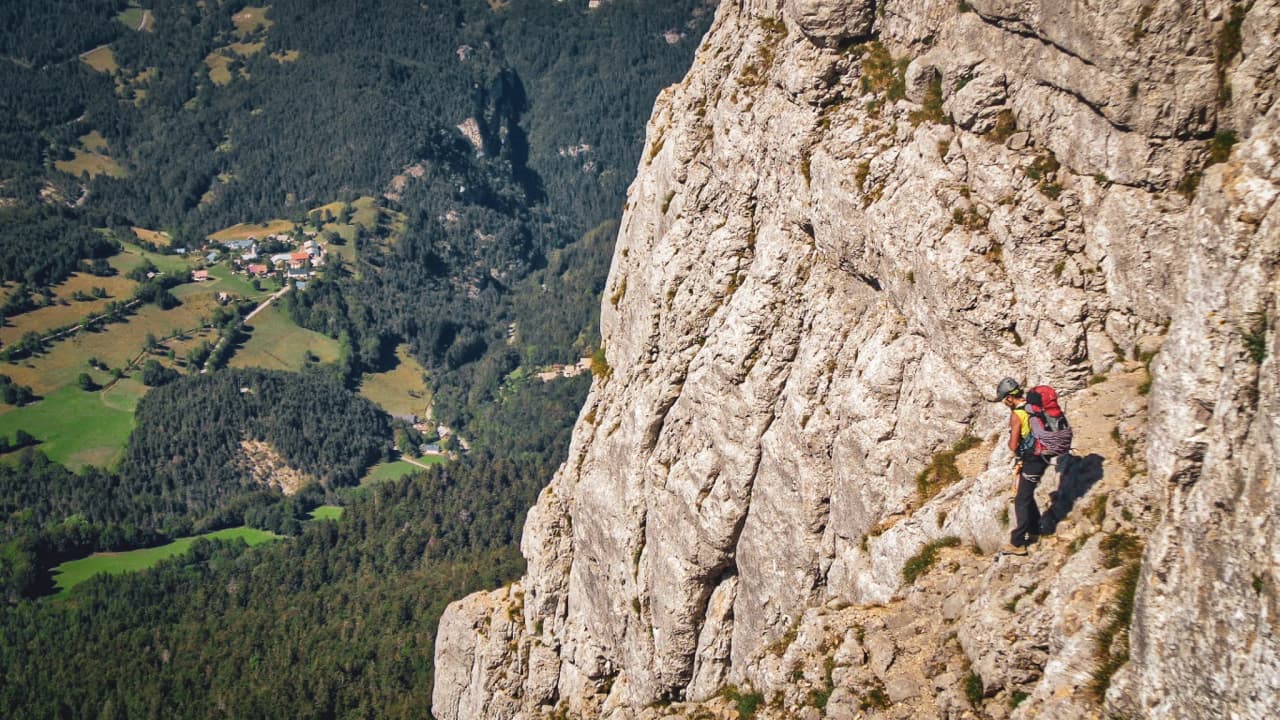 Beklim de Mont Aiguille, met zijn majestueuze panorama over de groene vallei. Een onvergetelijk avontuur!