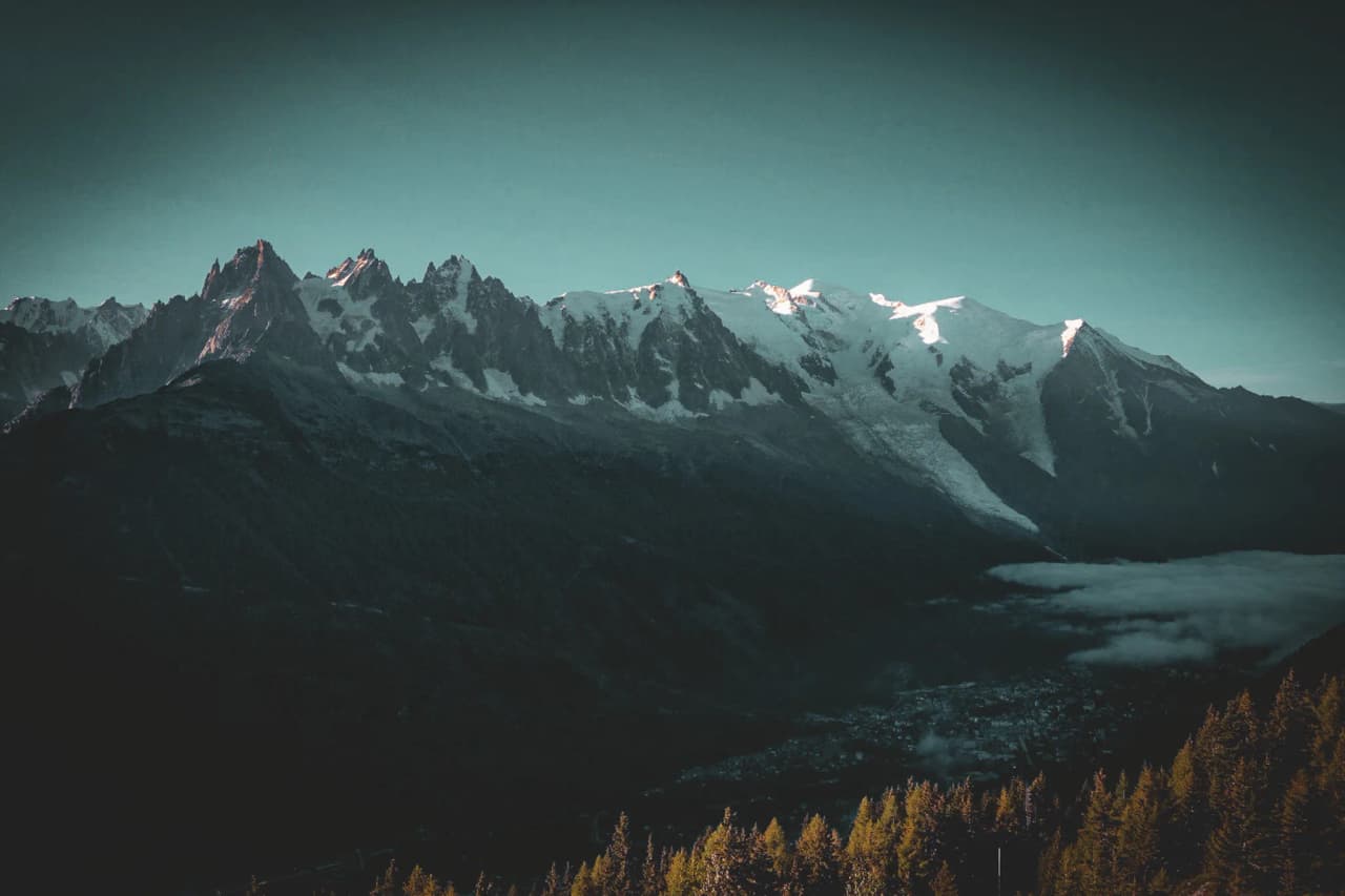 Majestic mountains at sunset in the Chamonix valley, an invitation to adventure.