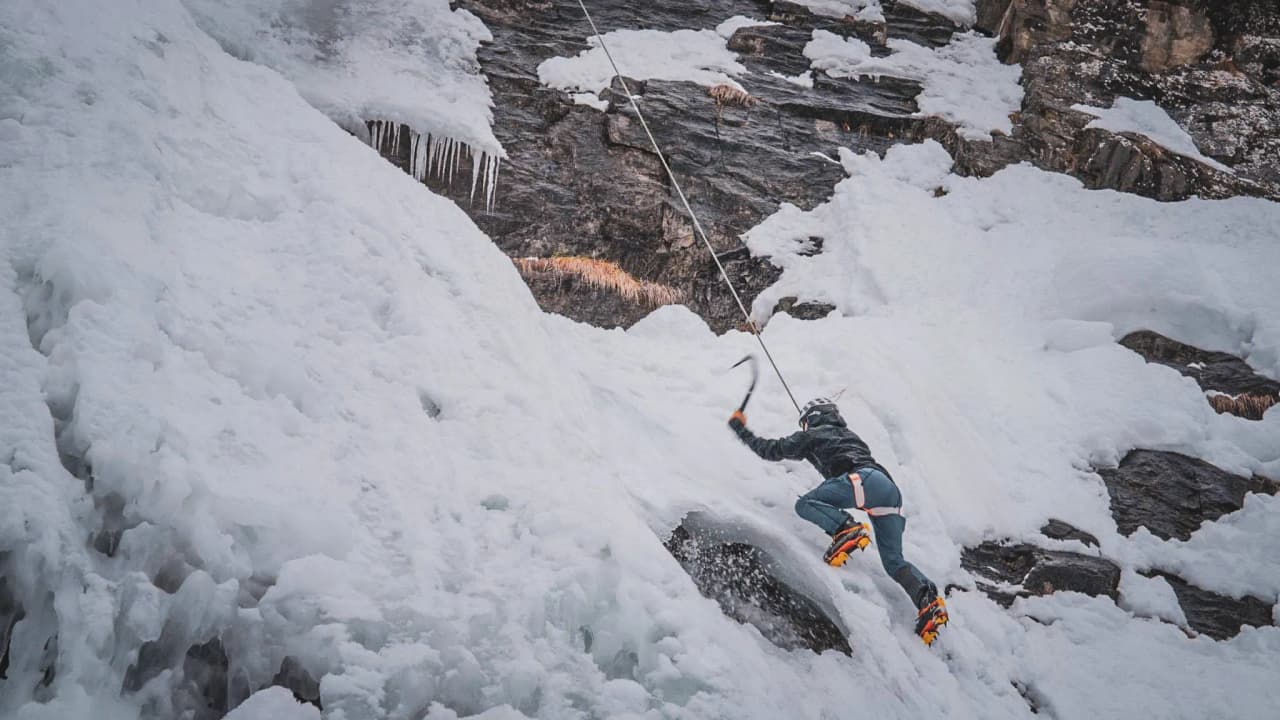 Climb Italy's icefalls, between dazzling snow and majestic Alpine scenery.
