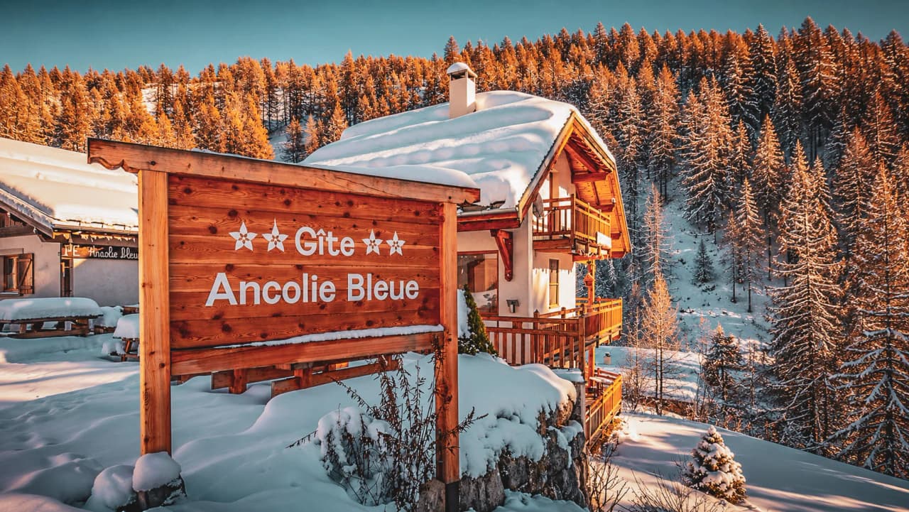 Superbe gîte en bois entouré de neige, au cœur des paysages enneigés du Queyras.