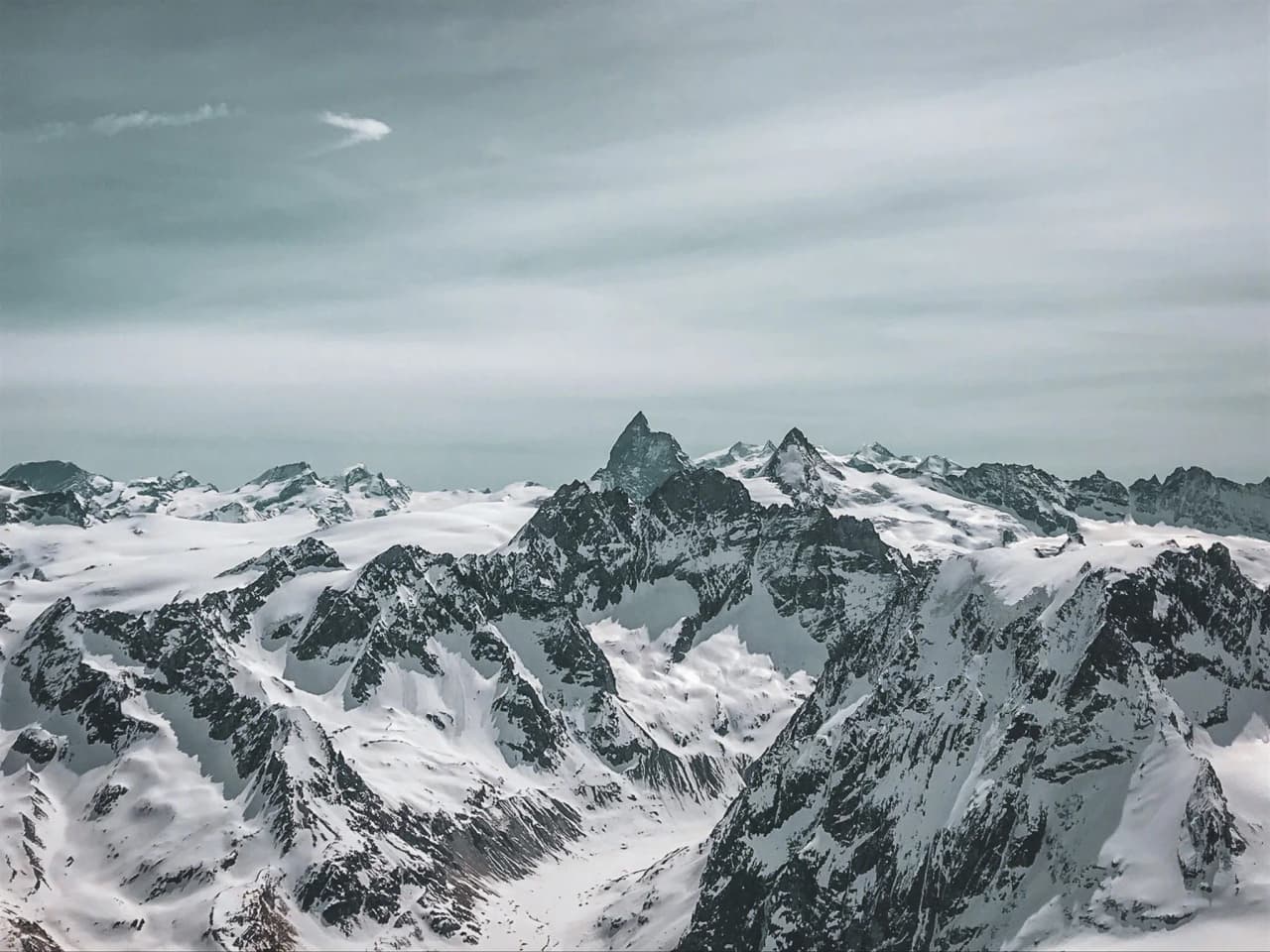Uitzicht op de Alpen vanaf de Pigne d'Arolla. Uitzicht genomen tijdens een skitocht over de Haute Route.