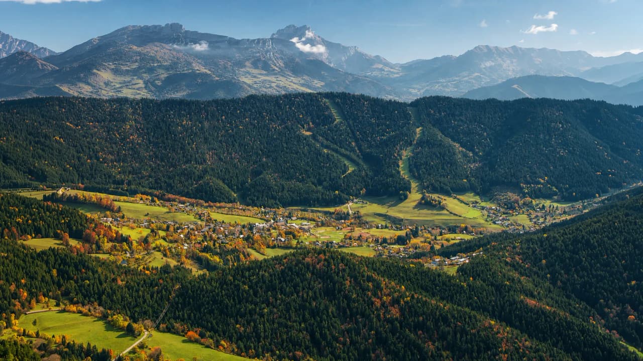 Vue panoramique des montagnes de Chartreuse, vallées verdoyantes et paisibles villages. Évasion nature!
