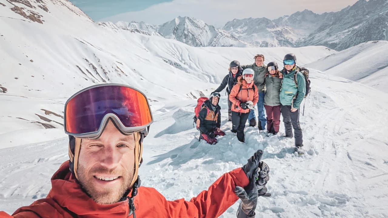 Un skieur solitaire s'illustre dans un paysage alpin enneigé à La Grave, appelant à l'aventure.