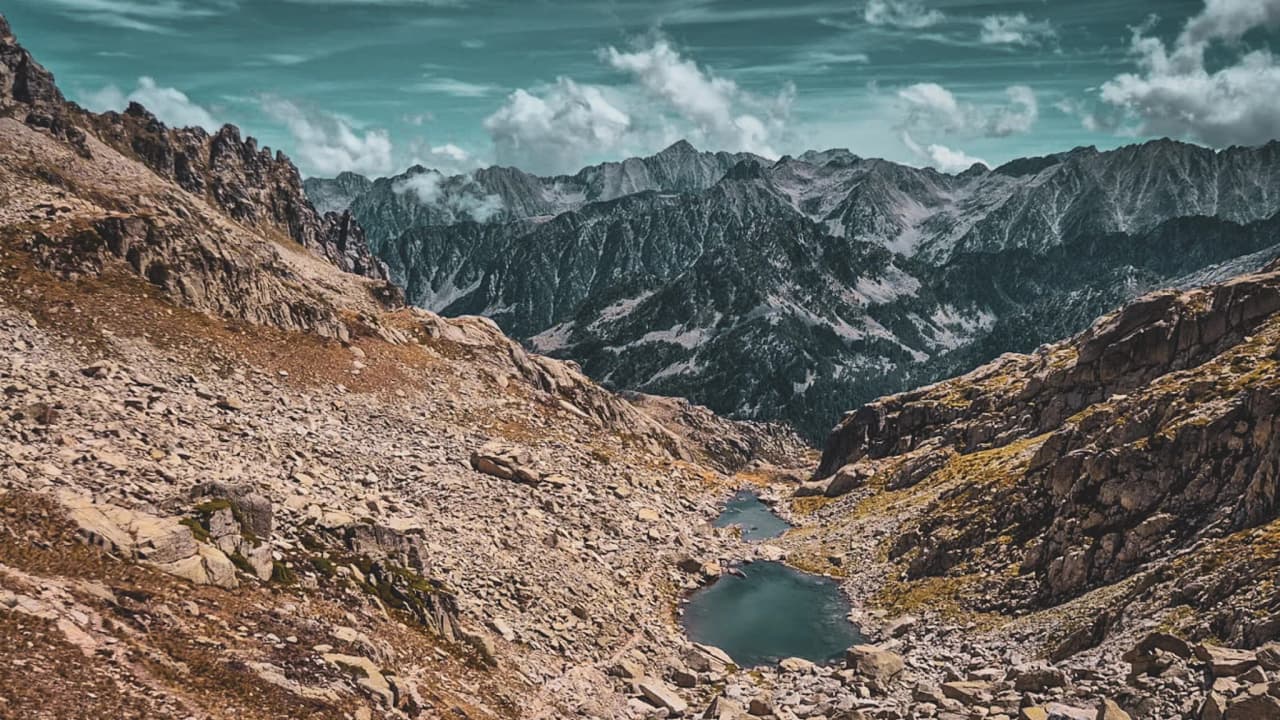 Een berglandschap in de Hautes-Pyrénées, met kristalheldere meren en majestueuze bergtoppen. Ideaal voor avontuur!