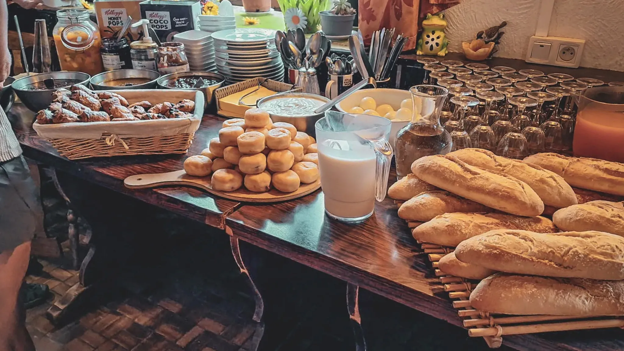Un buffet appétissant avec pains frais, viennoiseries et boissons, parfait après une randonnée en nature.