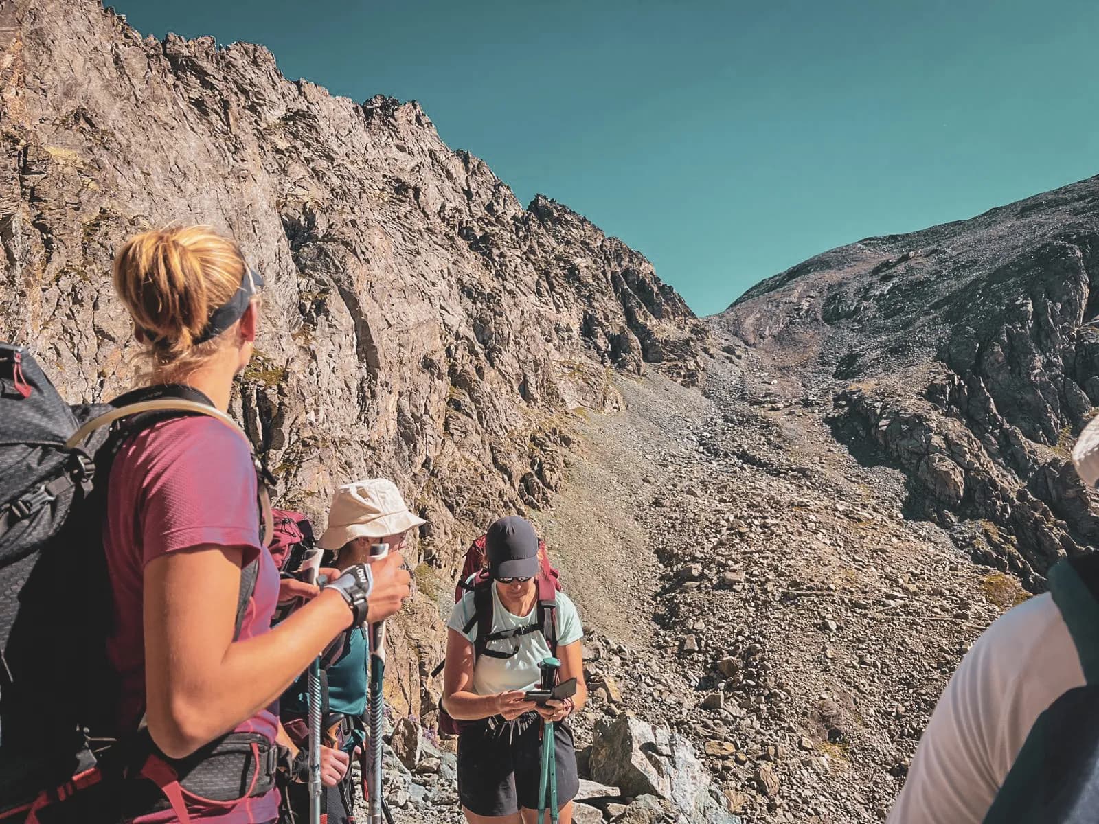 Groupe de randonneurs en montagne, découvrant des paysages alpins au Mont Viso.