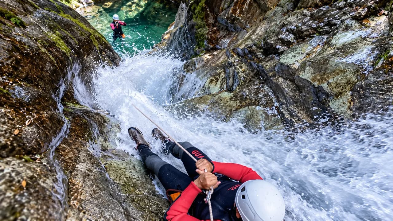 Descente en canyoning dans un paysage aquatique spectaculaire du Vercors, pleine d'aventure.