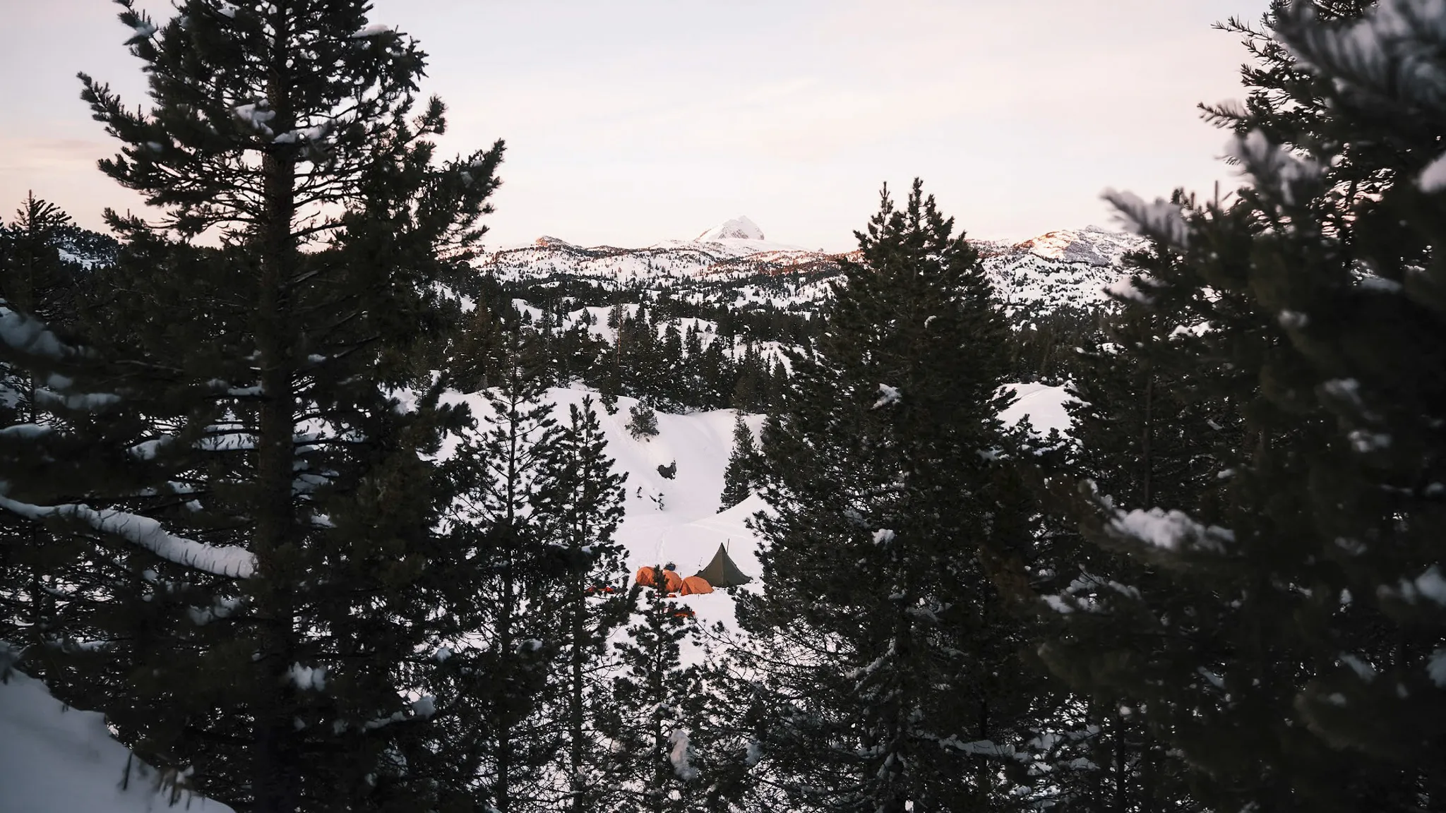 Bivouac sous un tipi dans un paysage enneigé du Vercors, avec vues majestueuses sur les montagnes.