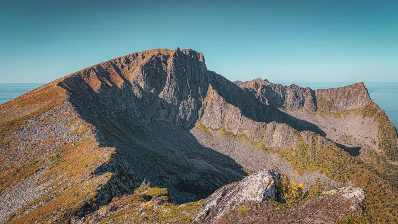 Spectaculair panoramisch uitzicht op de bergen van het eiland Senja, met fjorden en een heldere hemel.