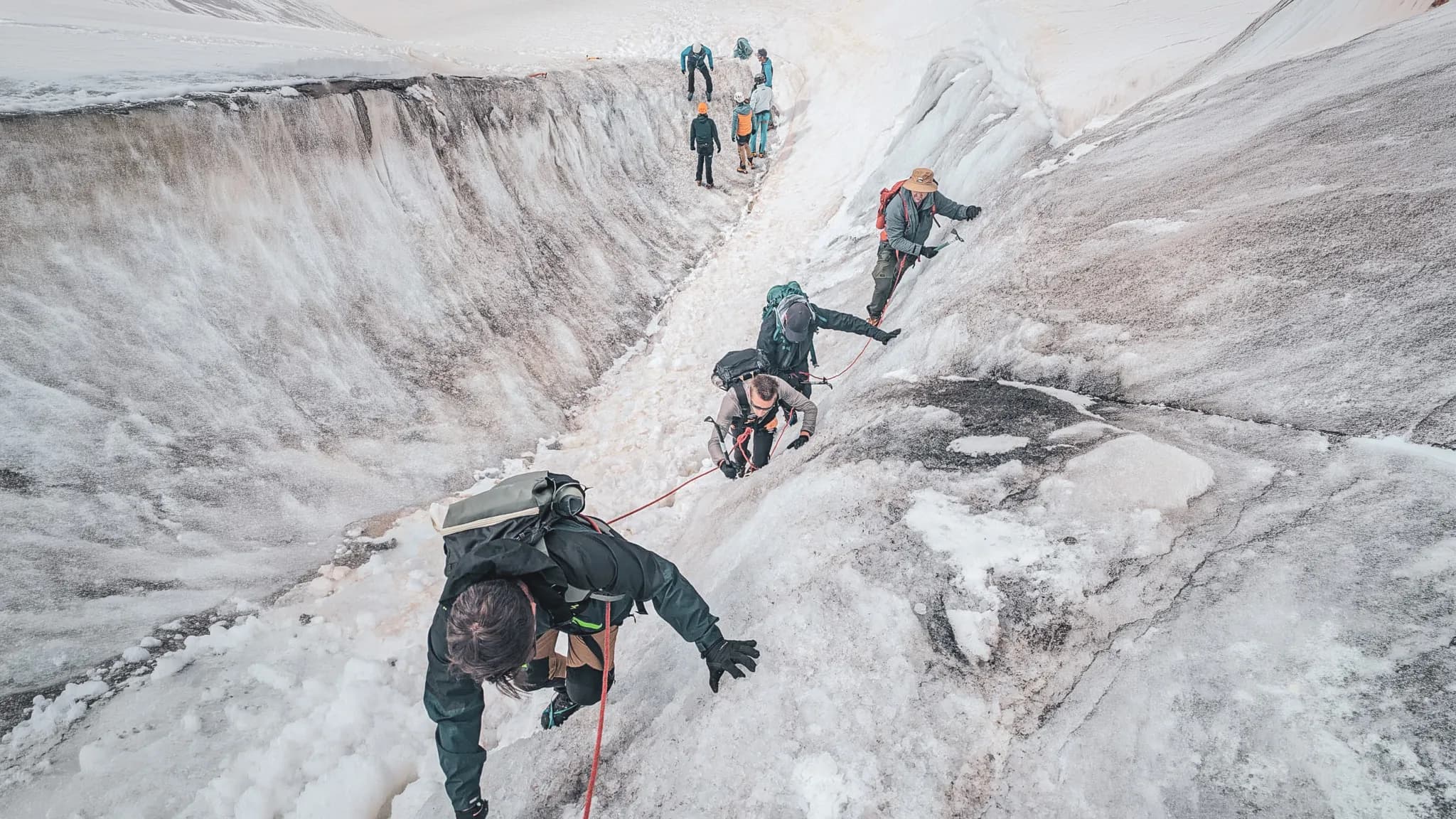Un groupe d'alpinistes gravit une paroi glacée, défiant le Mont Blanc au cœur des Alpes.