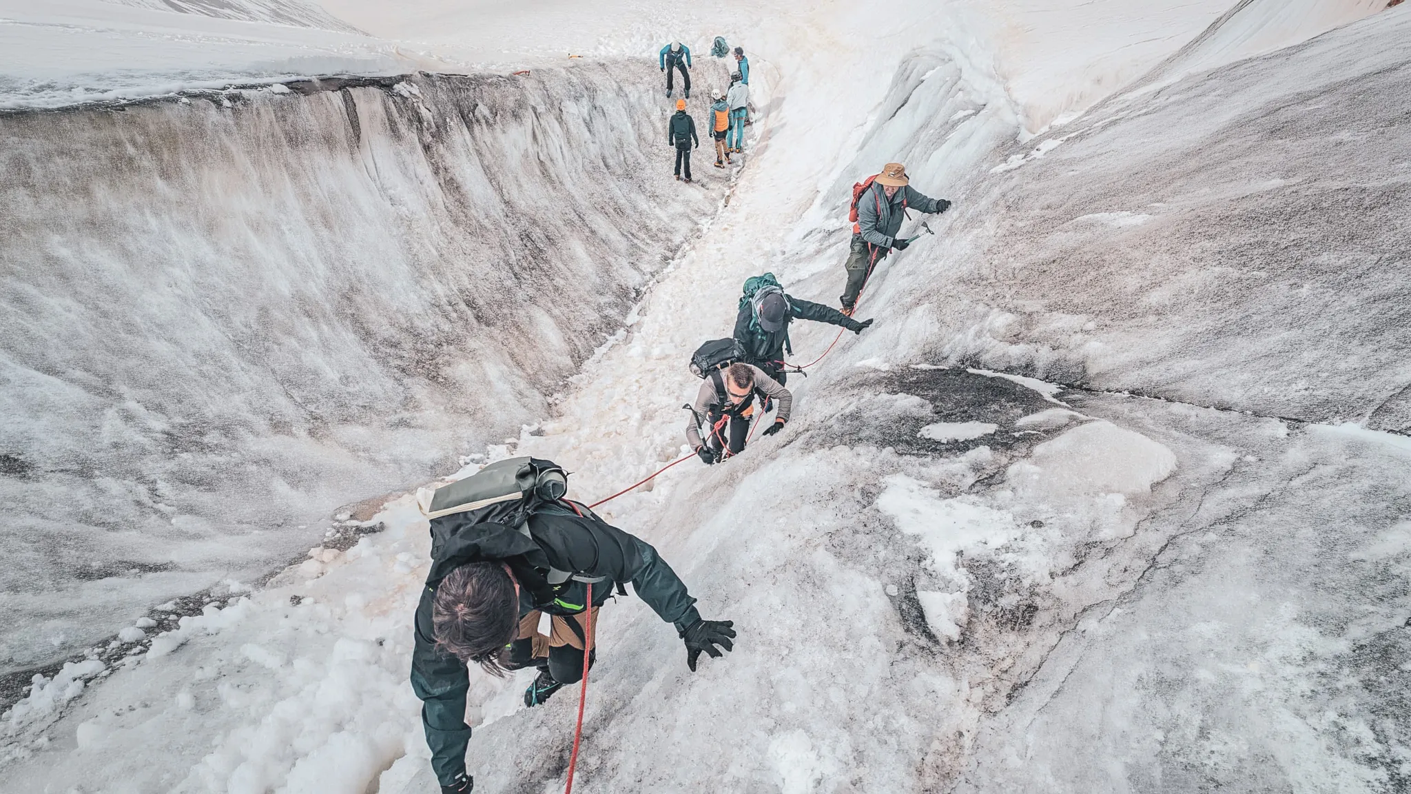 Un groupe d'alpinistes gravit une paroi glacée, défiant le Mont Blanc au cœur des Alpes.