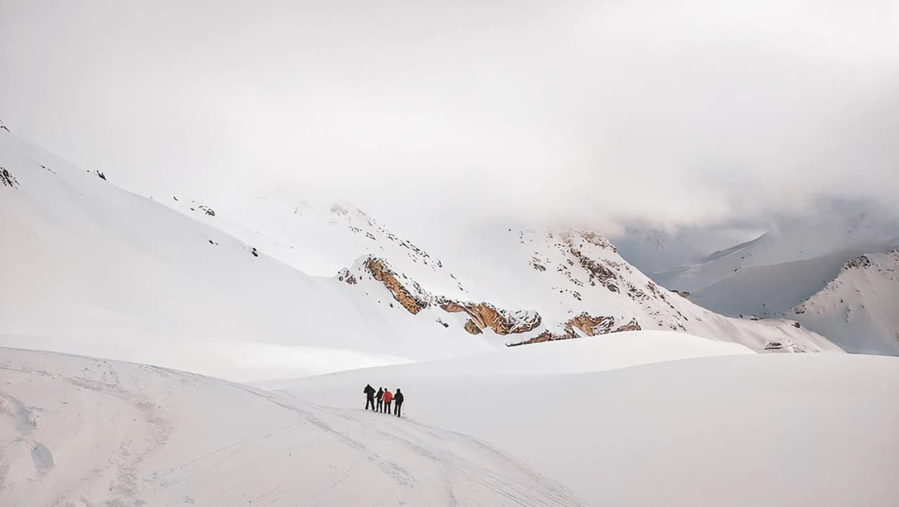 Randonneurs marchant en raquettes au col du Grand-Saint-Bernard.