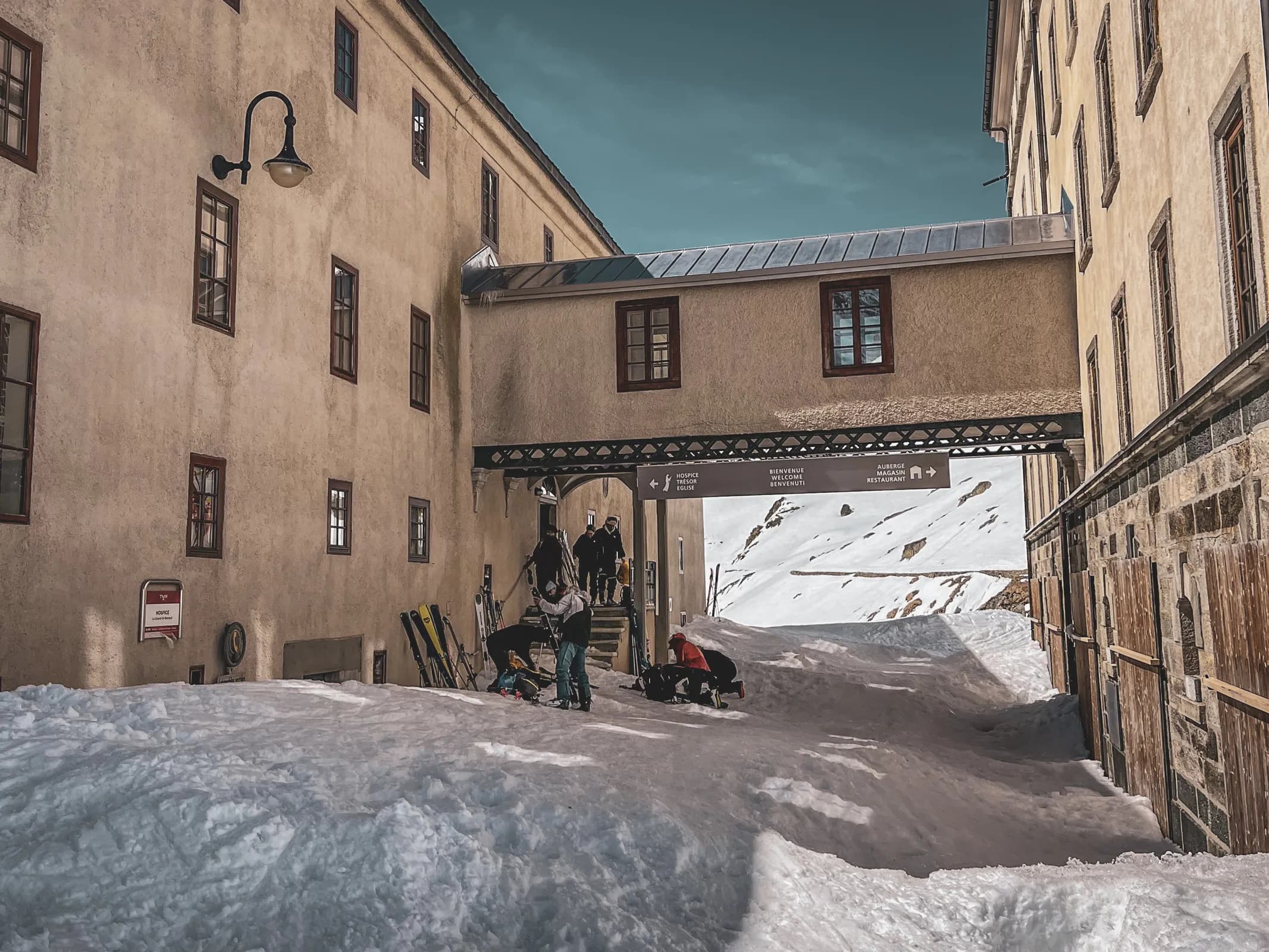 Un groupe de skieurs se prépare à explorer la neige immaculée du col du Grand-Saint-Bernard.