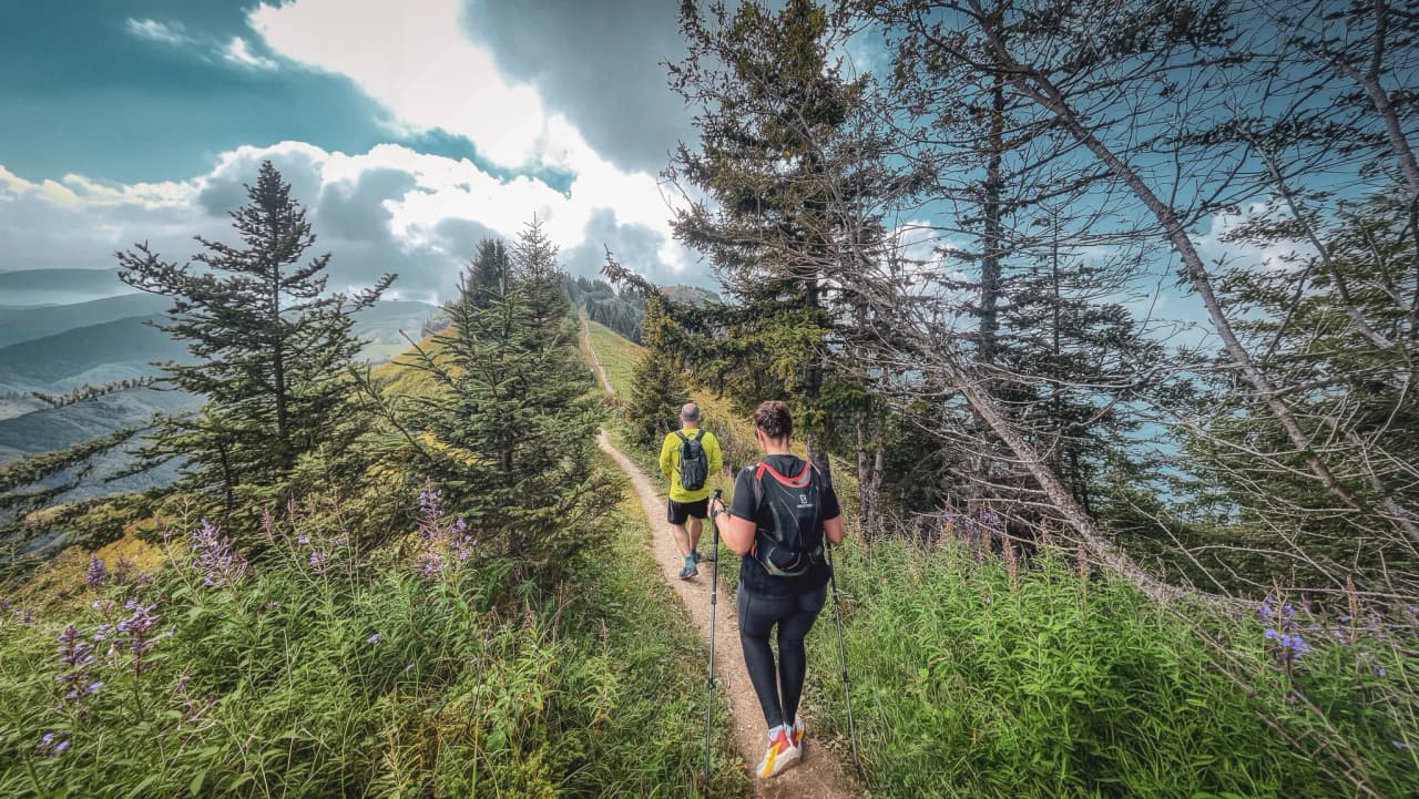 A hike along the ridges of the Val d'Arly, with Alpine scenery and a soothing atmosphere.
