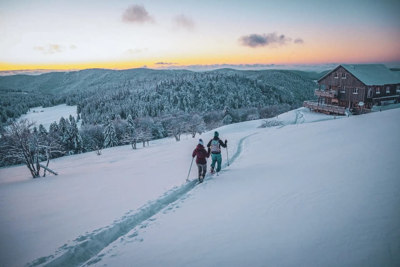 Sneeuwschoenwandeling in de Vogezen, besneeuwd landschap bij zonsondergang, gastvrij Berghut.