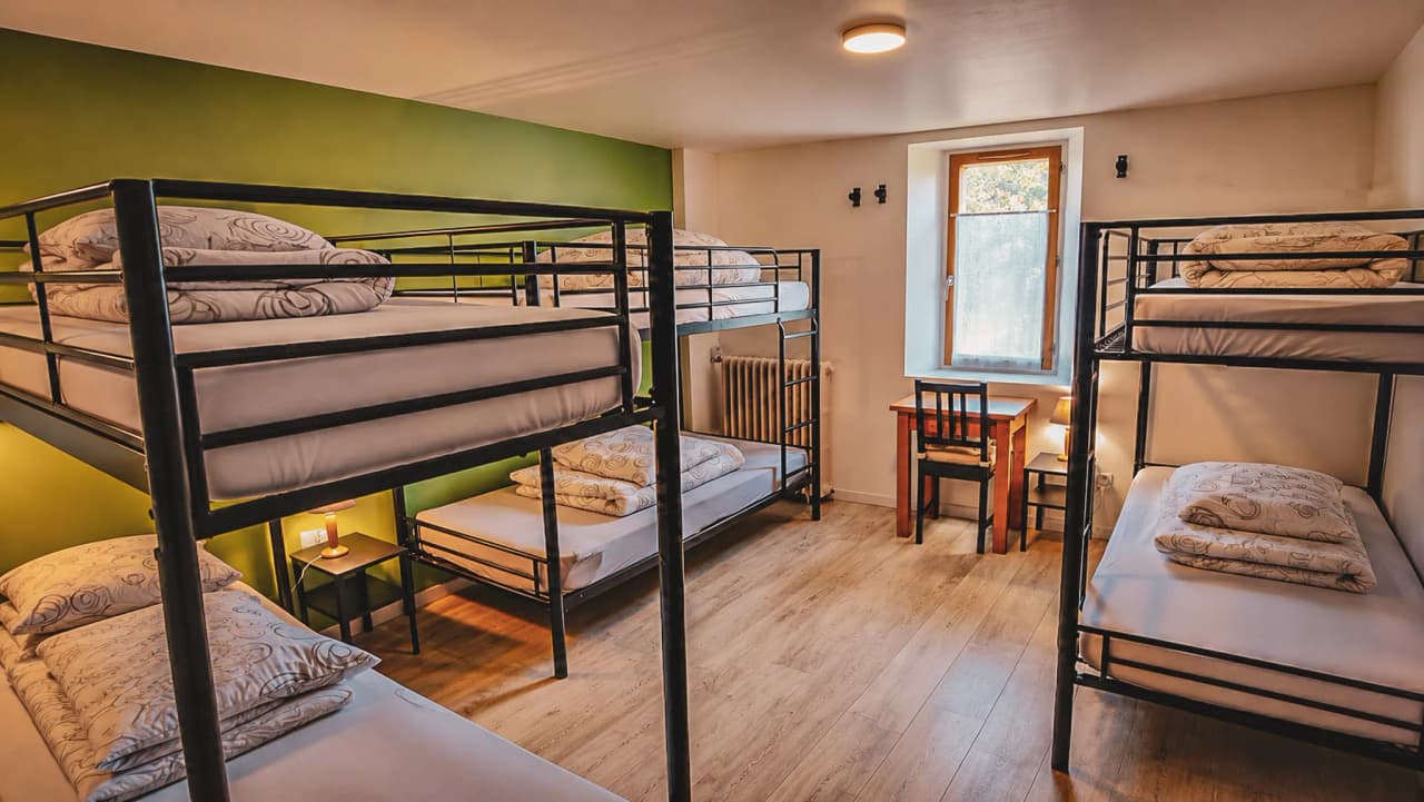 Chambre confortable avec lits superposés, idéale pour se reposer après une aventure en plein air.