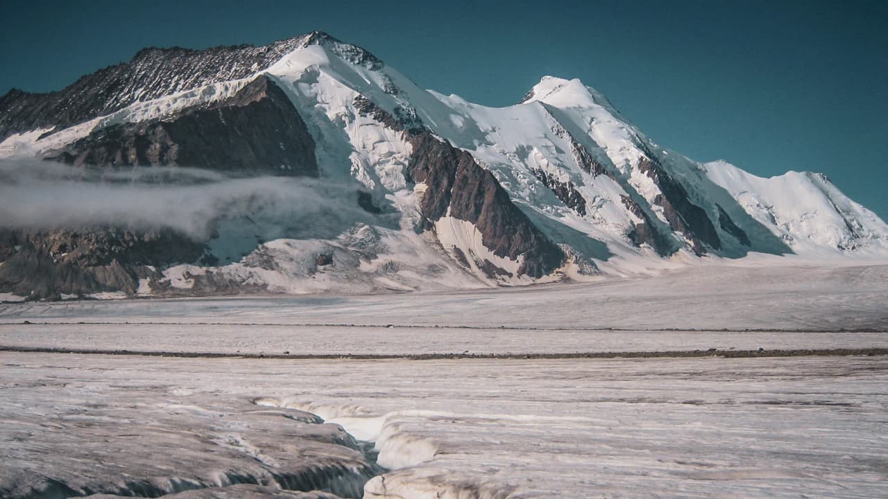 Glacier d'Aletsch majestueux, sommets enneigés et paysages époustouflants invitant à l'aventure.