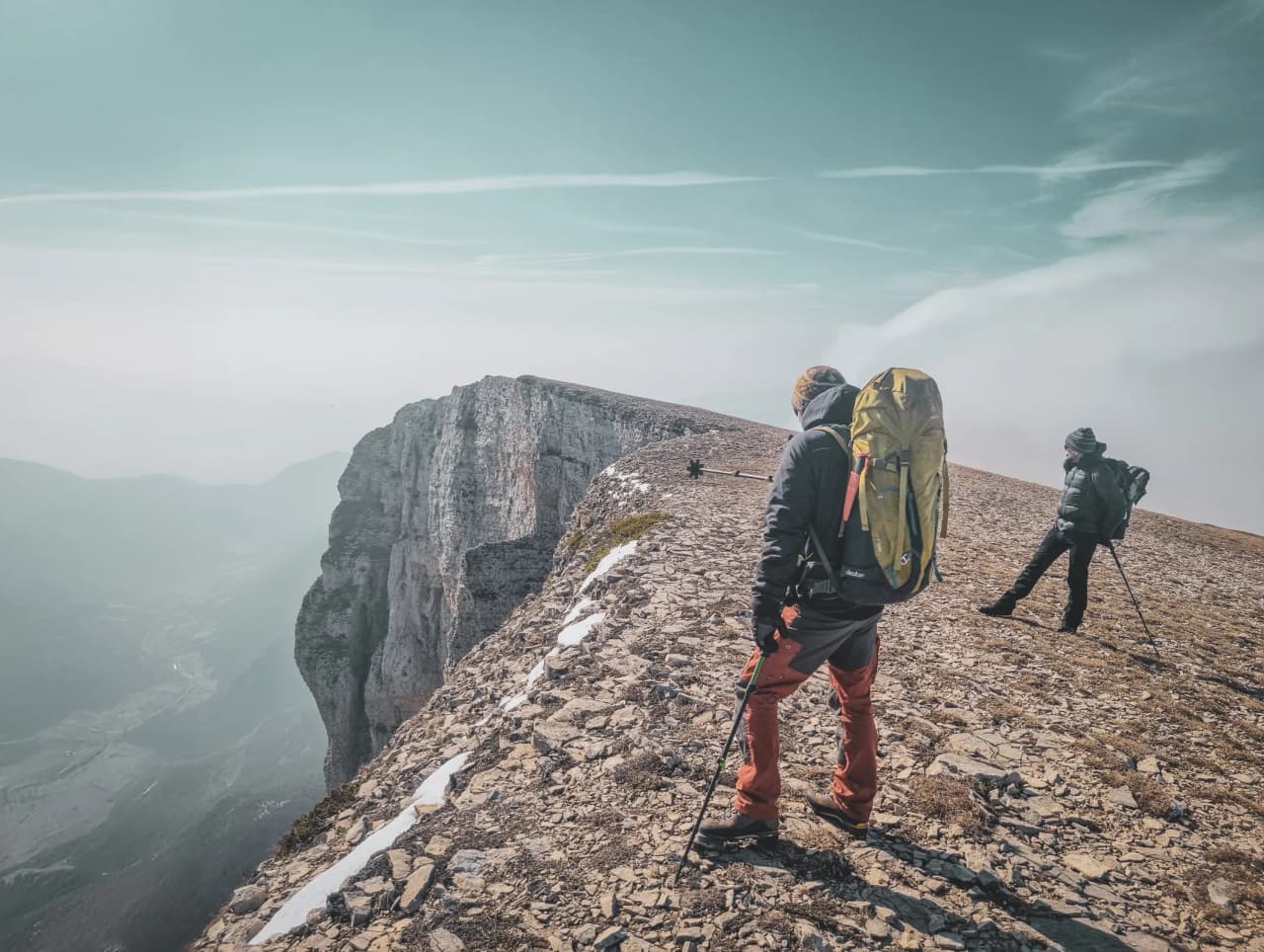 Randonneurs au sommet d'une colline du Vercors