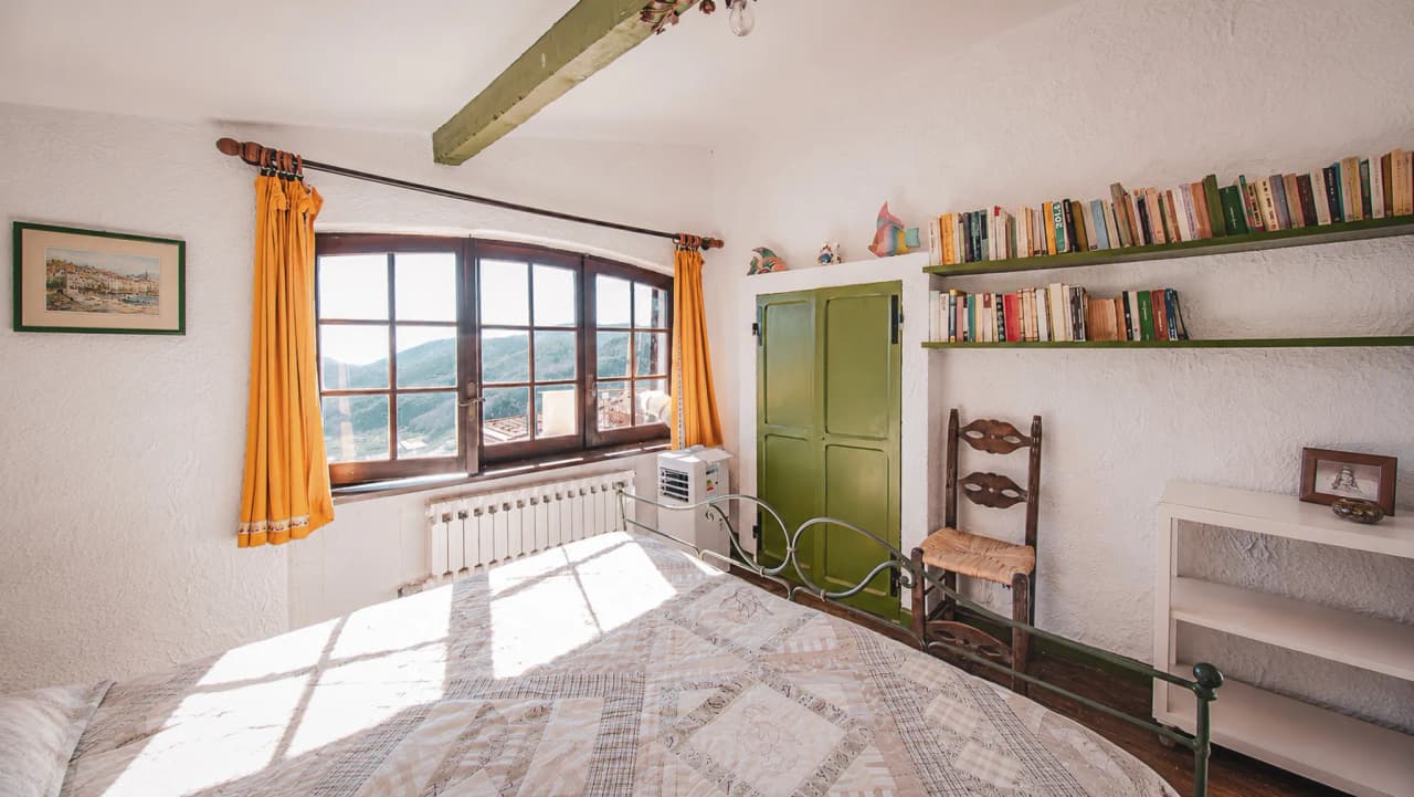 A bright room with mountain views, ideal for relaxing after adventures in the Mediterranean.