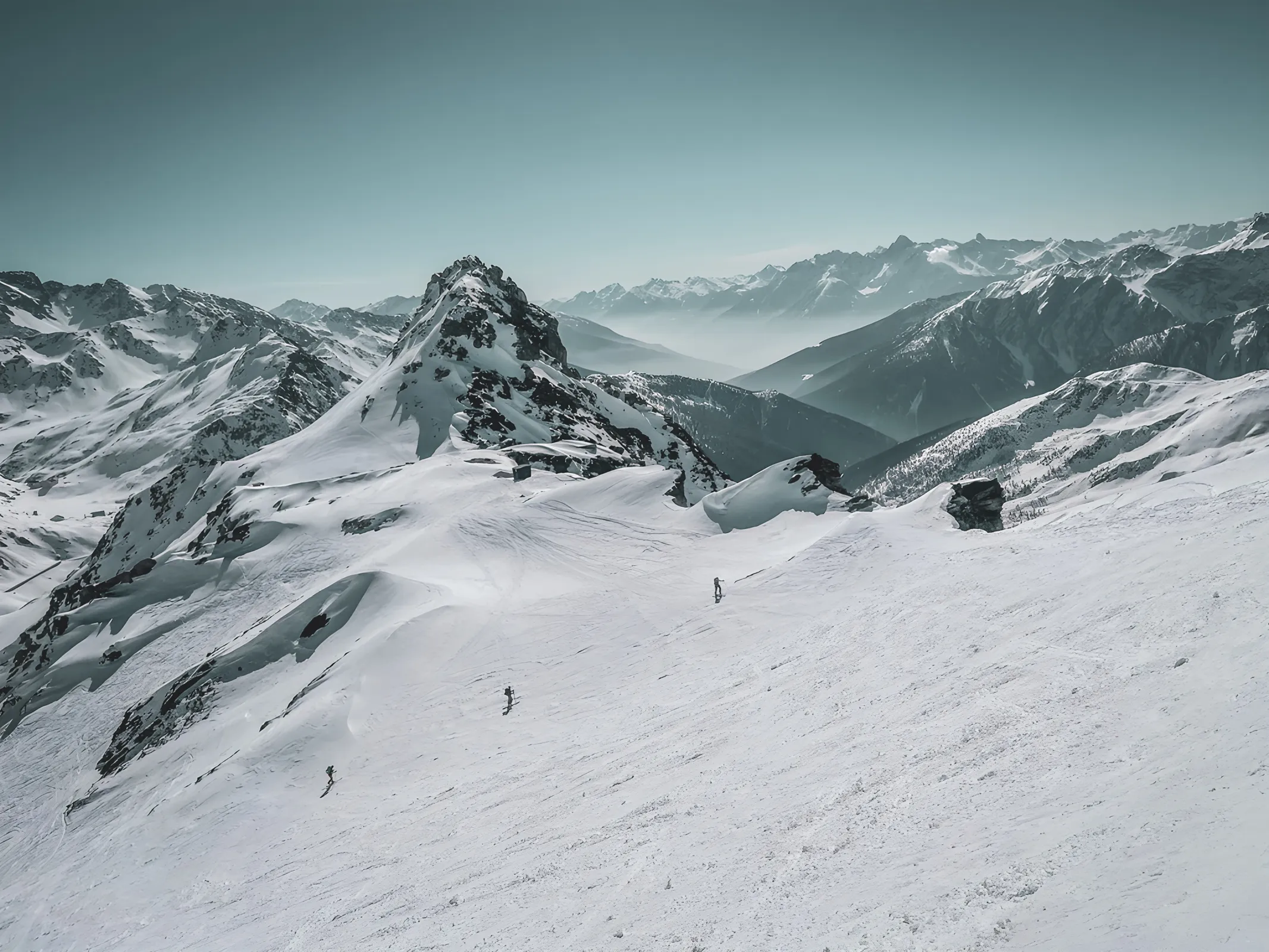 Paysage de montagne enneigé au col du Grand-Saint-Bernard, idéal pour le ski de randonnée.