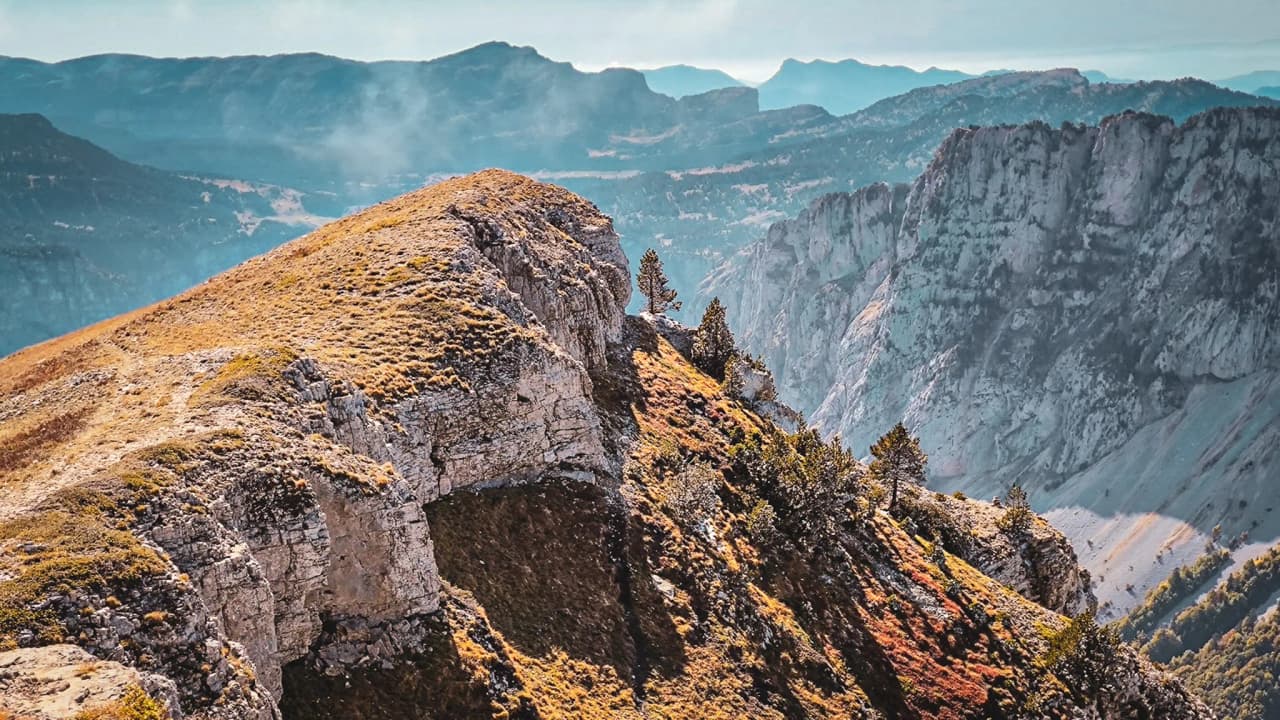 Majestueuze Mont Aiguille, spectaculair uitzicht op de omliggende bergtoppen, een uitnodiging tot avontuur.