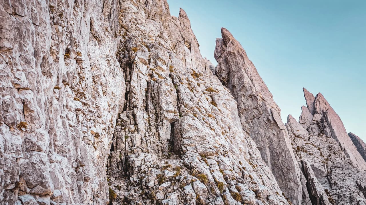 De spectaculaire geologie van de Mont Aiguille, met zijn steile kliffen en adembenemende panorama.