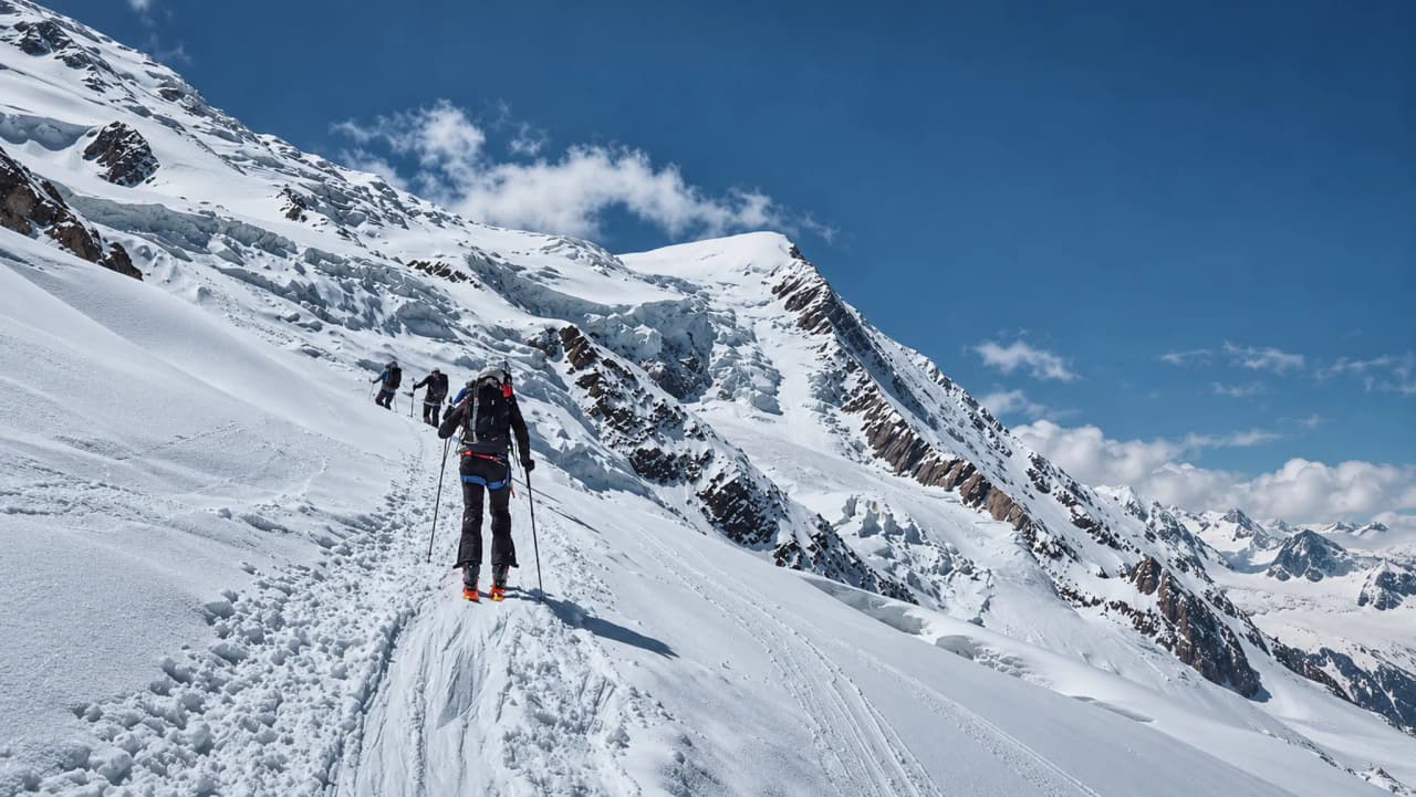 Montée en ski de randonnée vers le Mont Blanc, paysages alpins à couper le souffle.