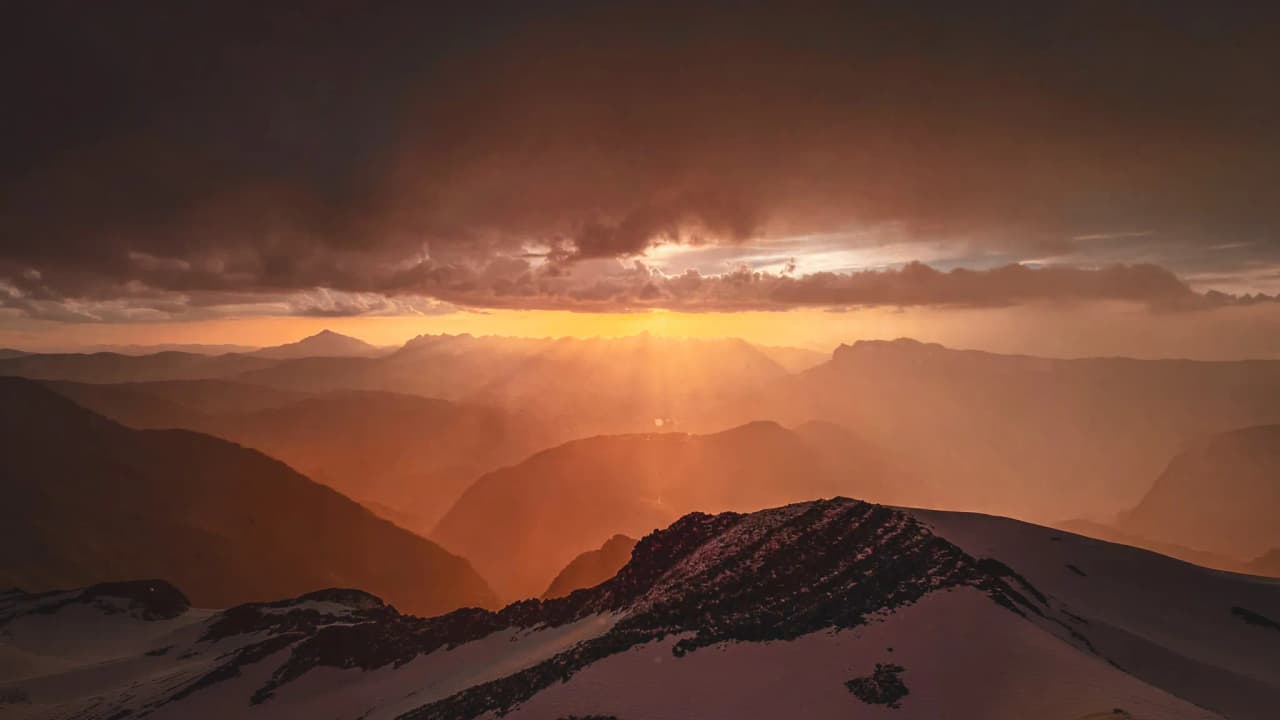 A magical sunrise over the majestic peaks – an invitation to high-mountain adventure.