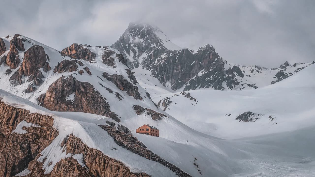 A cosy Mountain hut in the heart of the snow-capped mountains of the Hautes-Alpes, perfect for getting away from it all.