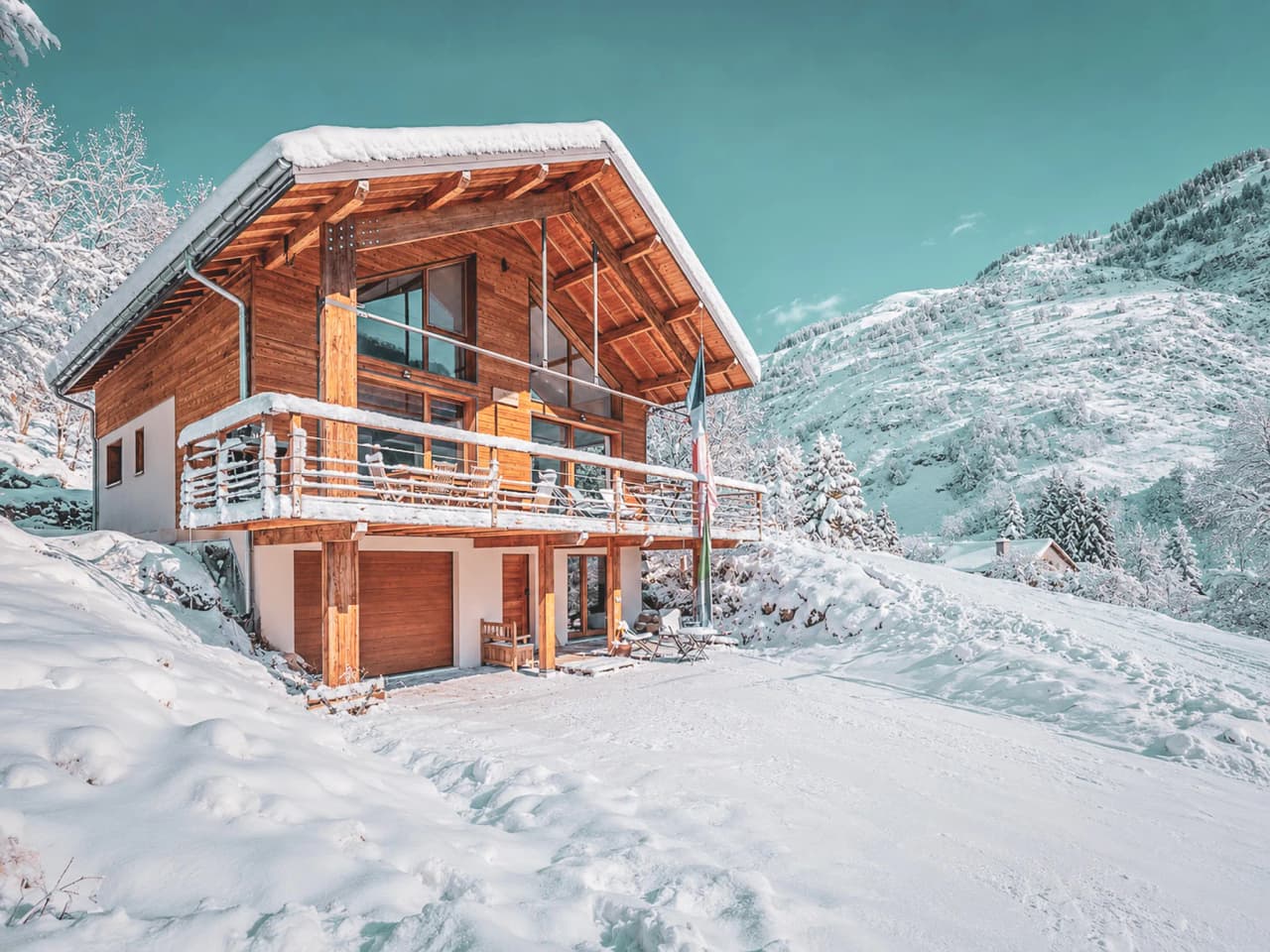 A snow-covered wooden chalet with views of the mountains – an invitation to adventure in the heart of nature.