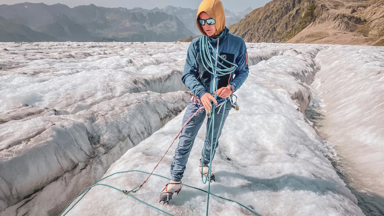 Un alpiniste sur un glacier en Chamonix, prêt à découvrir des sommets majestueux.