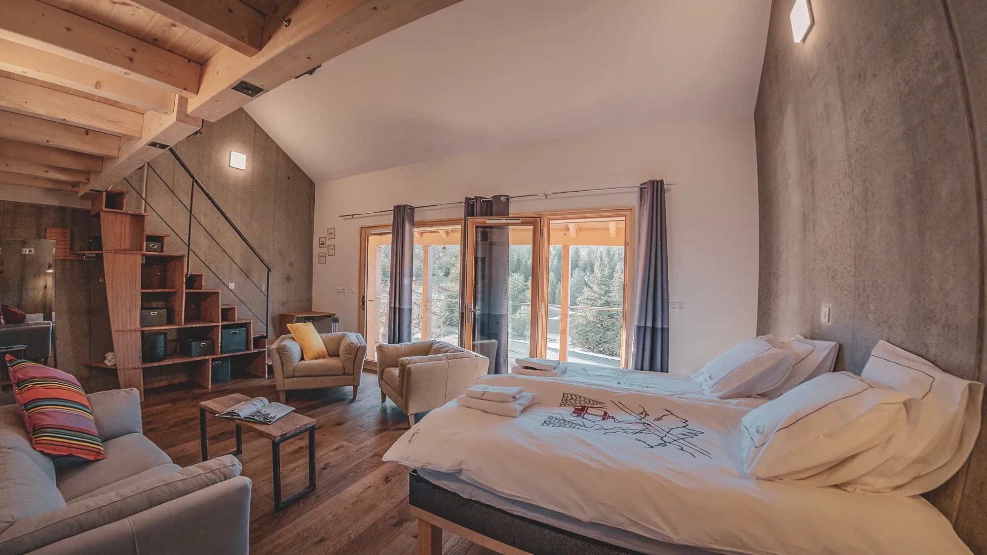 Charmante moderne kamer met grote ramen die uitzicht bieden op de natuur, ideaal om nieuwe energie op te doen.