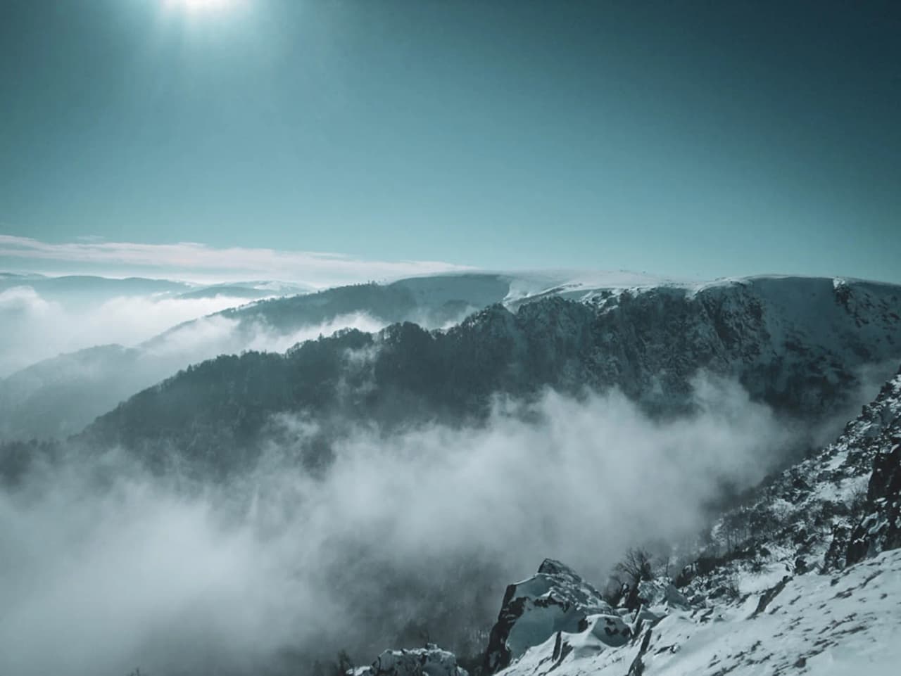Majestueuze winterlandschappen, besneeuwde bergen en mist in het natuurpark de Vogezen.