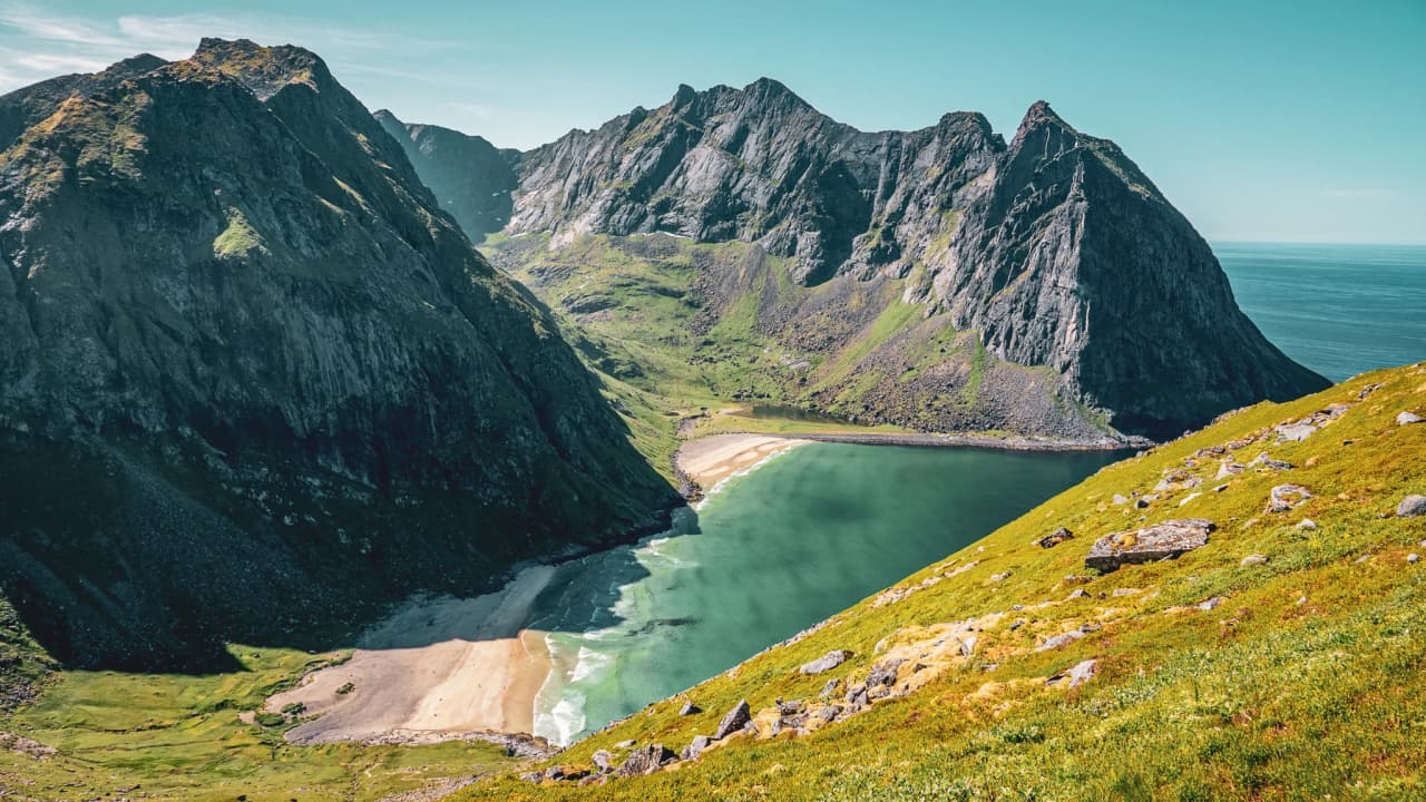 Breathtaking panorama of the Lofoten Islands, with majestic mountains and unveiled beaches.