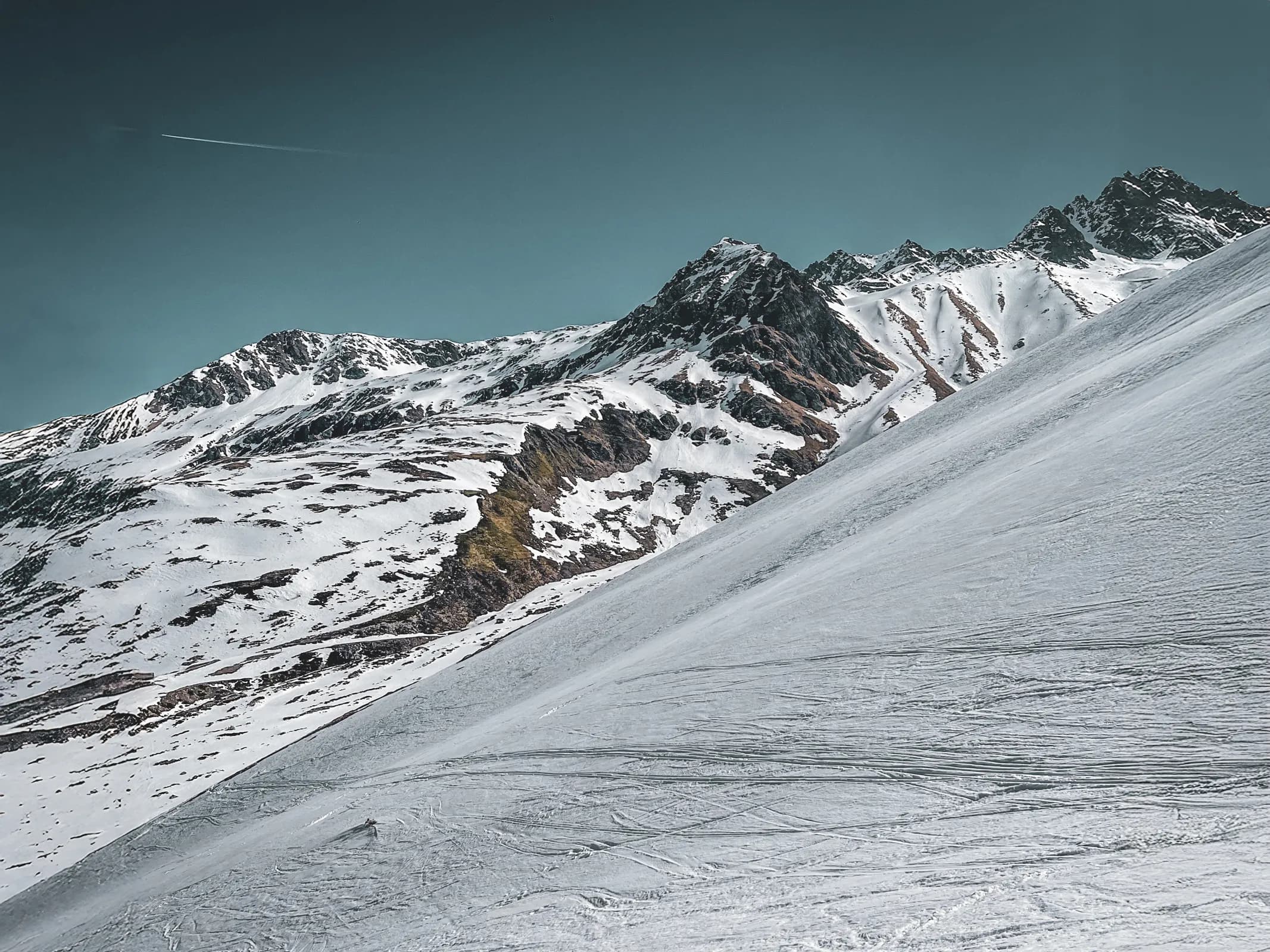Montagnes majestueuses recouvertes de neige, ciel dégagé au col du Grand-Saint-Bernard. Évasion alpine !