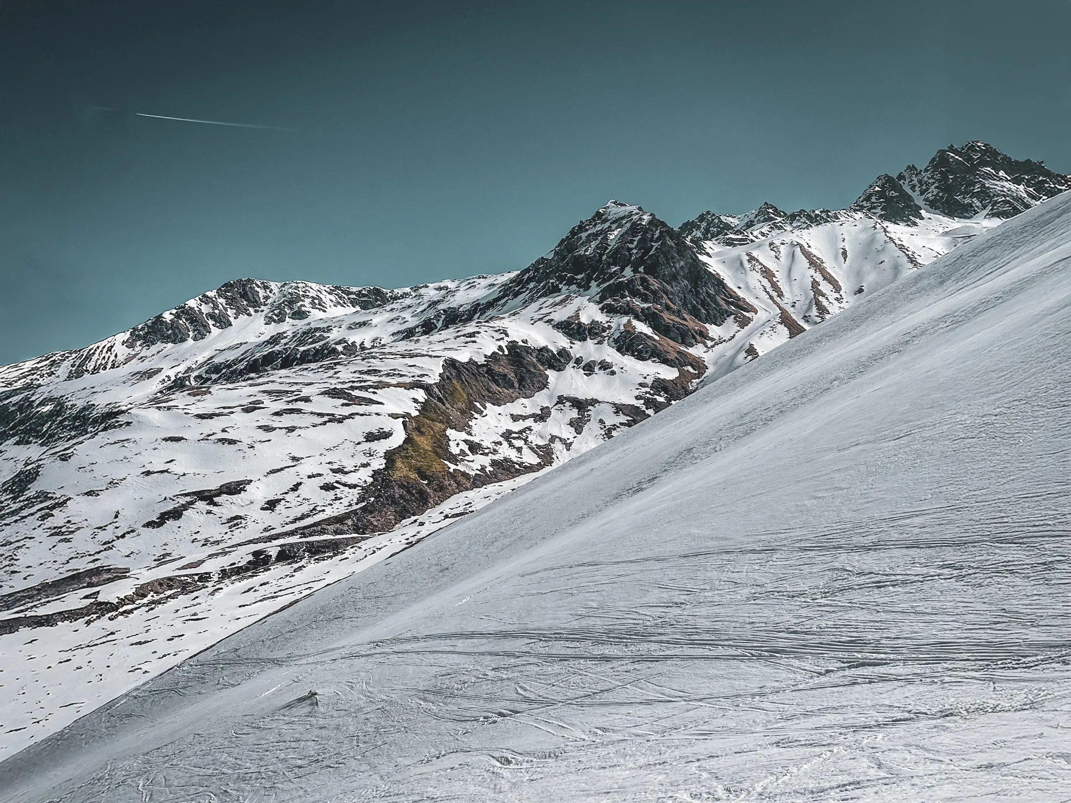 Montagnes majestueuses recouvertes de neige, ciel dégagé au col du Grand-Saint-Bernard. Évasion alpine !