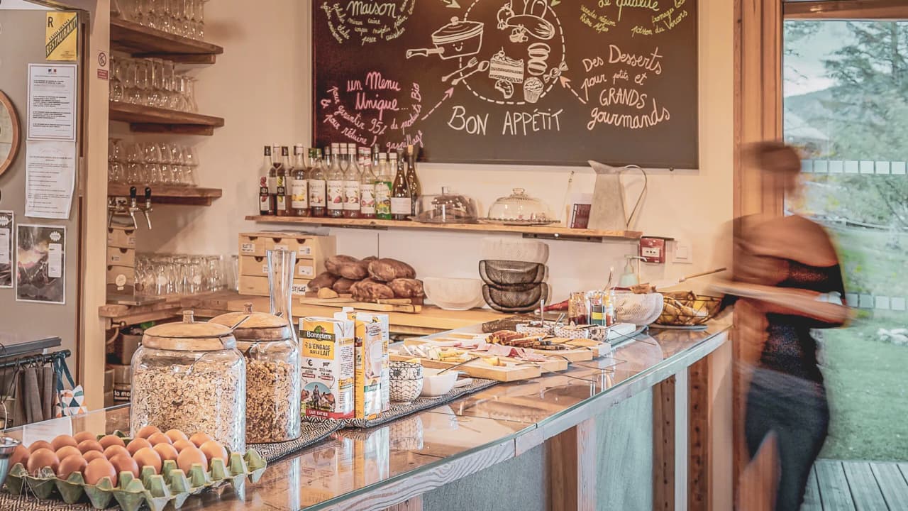 Warm interieur met een gezellige bar, huisgemaakt eten en een vriendelijke sfeer, ideaal voor reizigers.