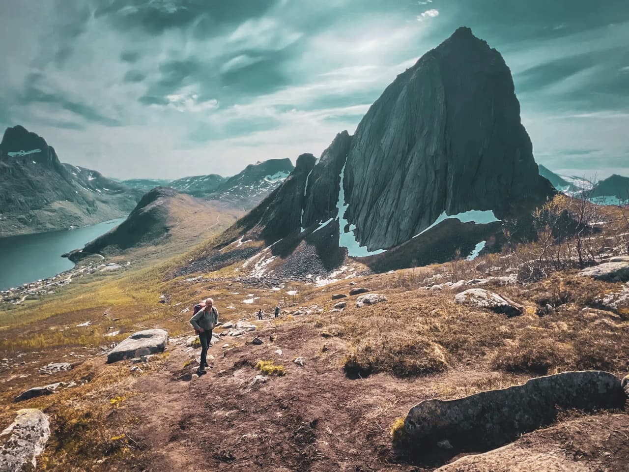 Wandelen op het eiland Senja, tussen majestueuze bergen en sprankelende fjorden.