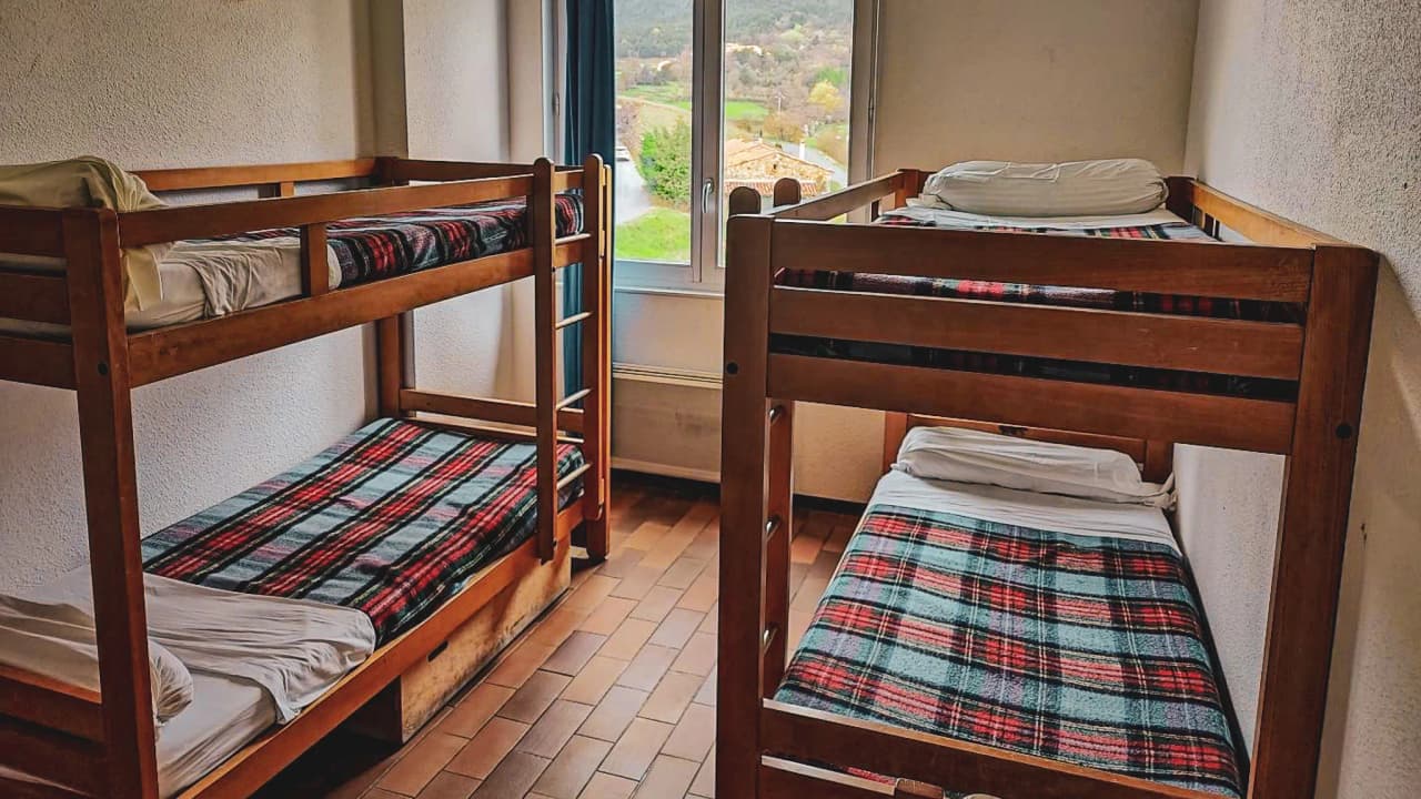 Gezellige kamer met stapelbedden en uitzicht op de natuur in de Gorges du Verdon.