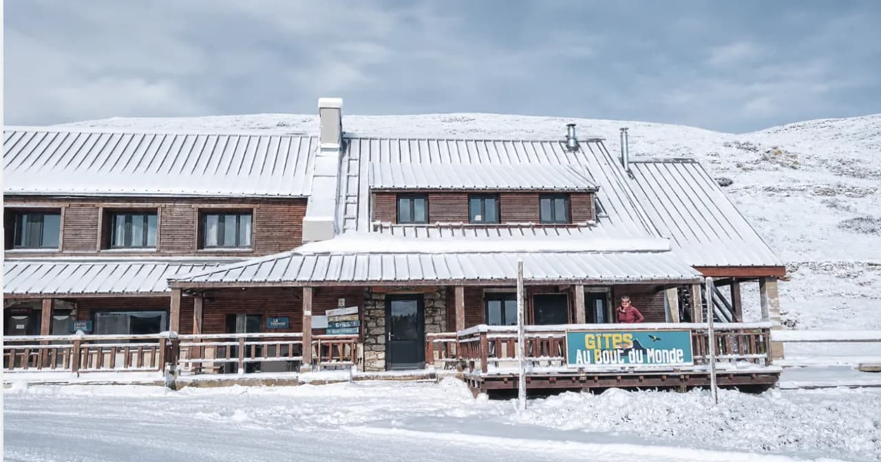 Gîte chaleureux en Vercors, entouré de neige, promettant aventure et déconnexion hivernale.