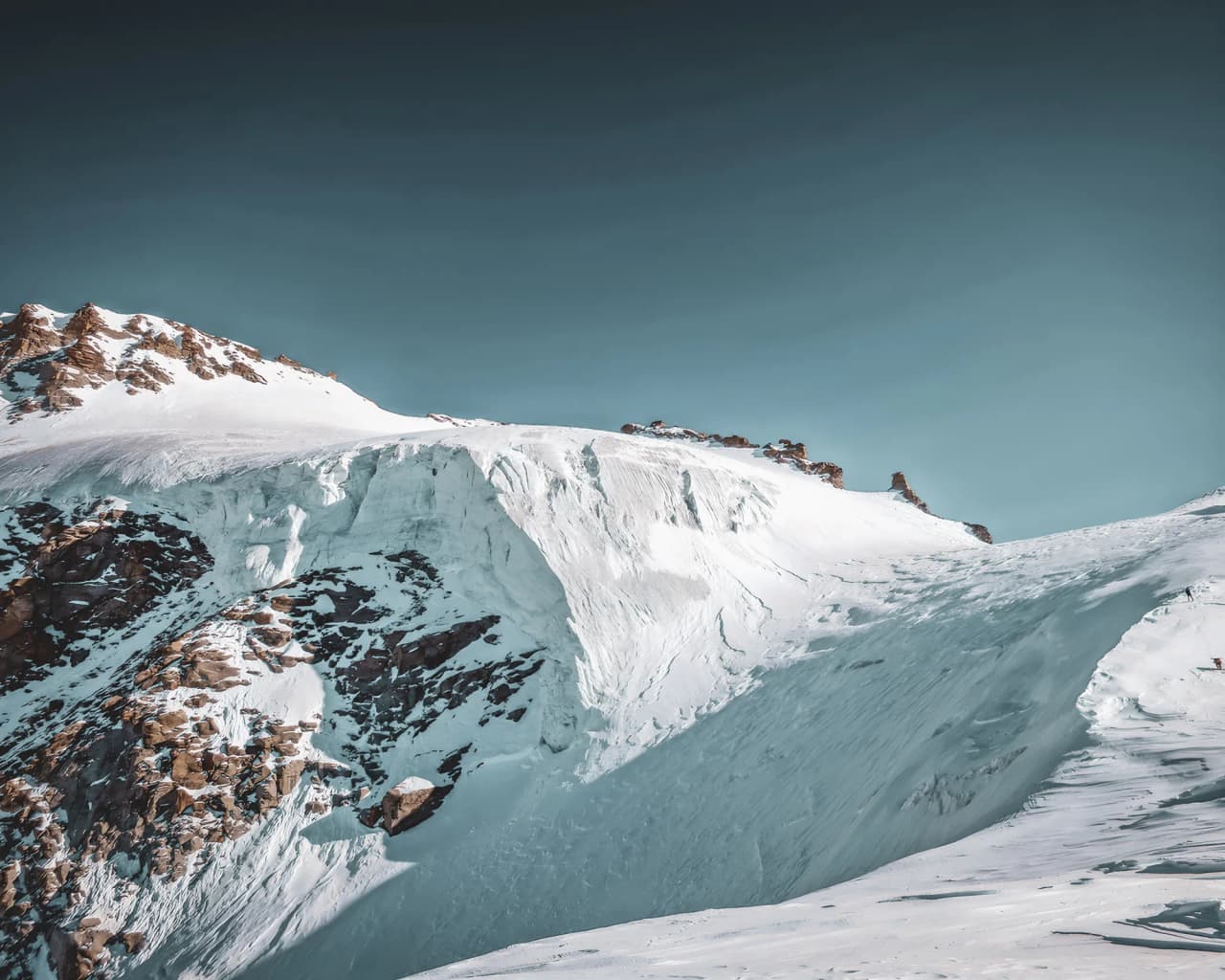Majestueuse vue du Grand Paradis, sommet alpin enveloppé de neige et de glaciers. Un panorama à couper le souffle.