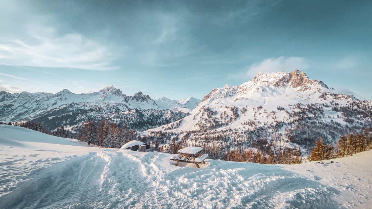 A spectacular winter panorama of snow-capped mountains and a pristine landscape.