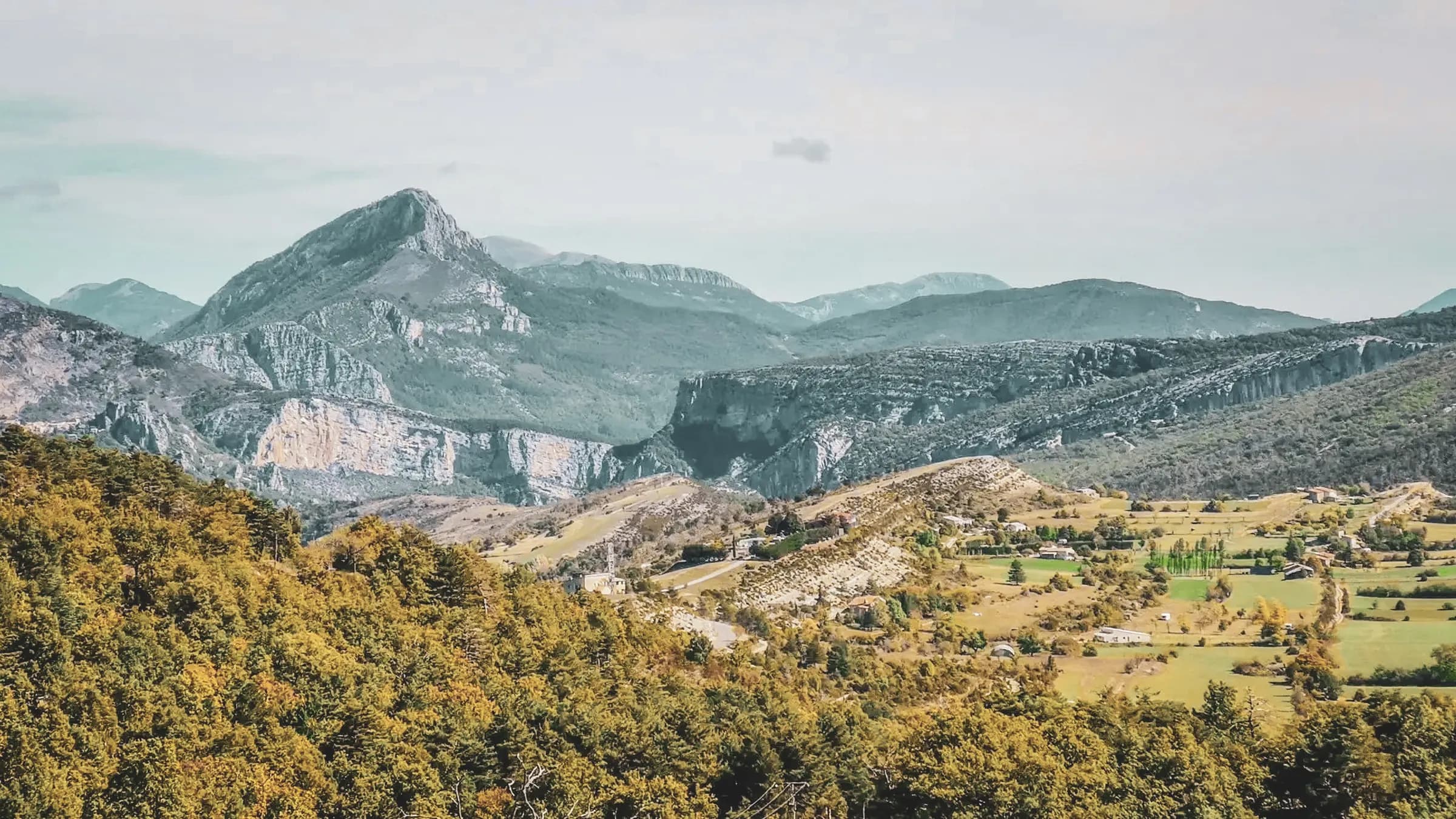 Panoramic views of the Gorges du Verdon, majestic mountains and lush green valleys that invite adventure.