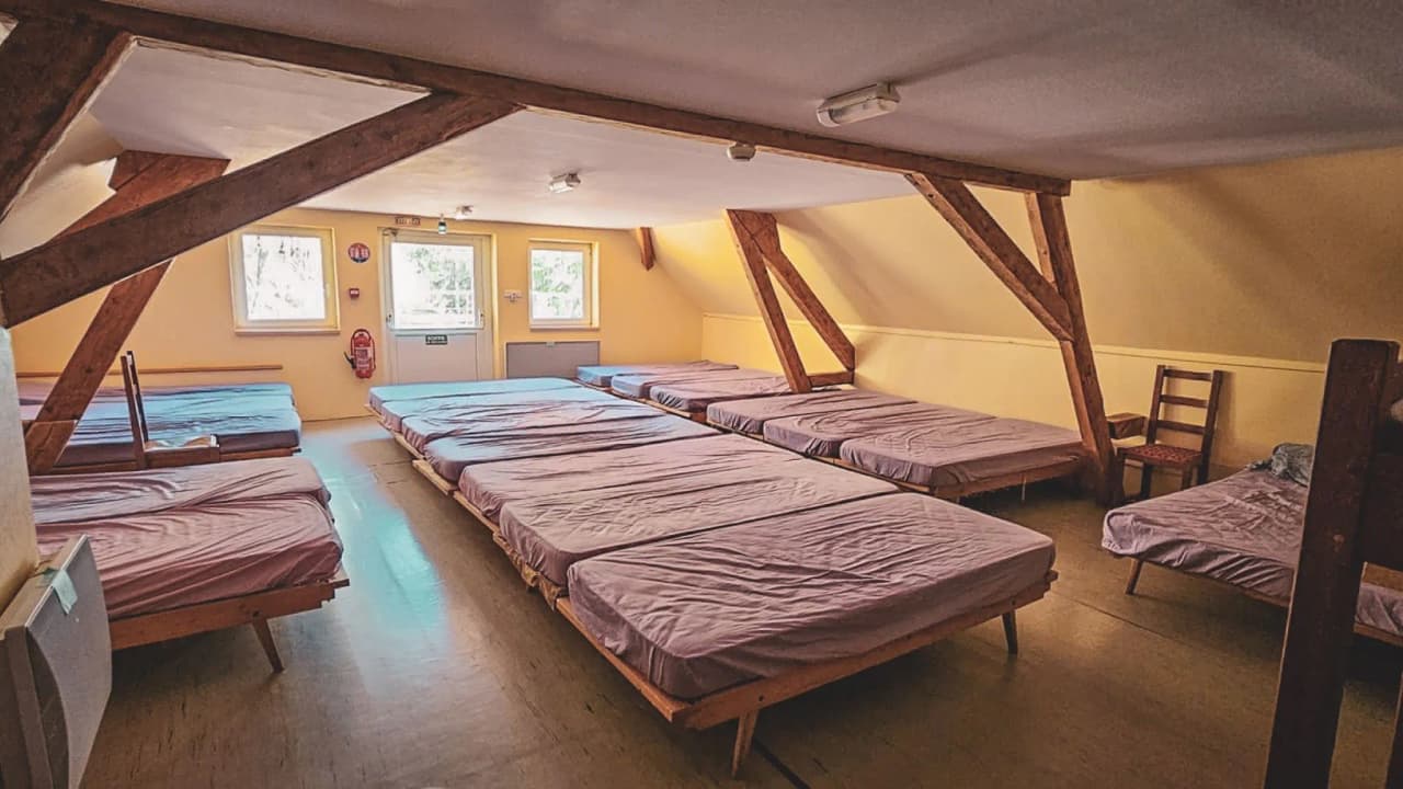 Chambre conviviale et colorée, idéale pour se reposer après une randonnée en pleine nature.