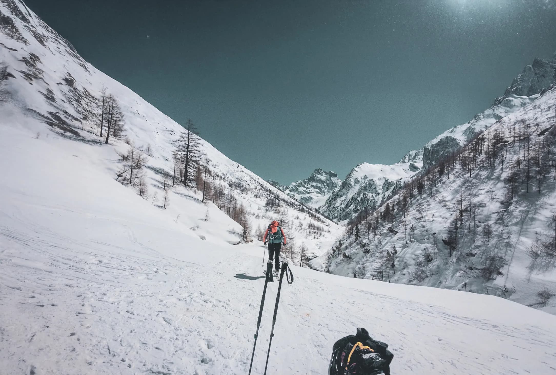 Randonnée à ski dans un paysage enneigé majestueux autour du Mont Viso, aventure en pleine nature.