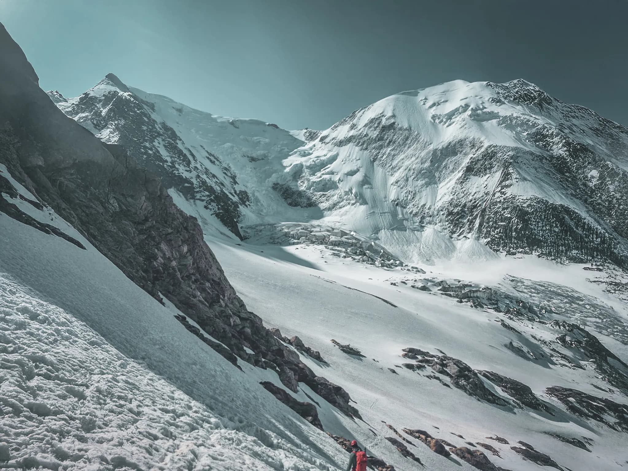 Un paysage majestueux du Mont Blanc avec ses glaciers étincelants et des sommets majestueux.