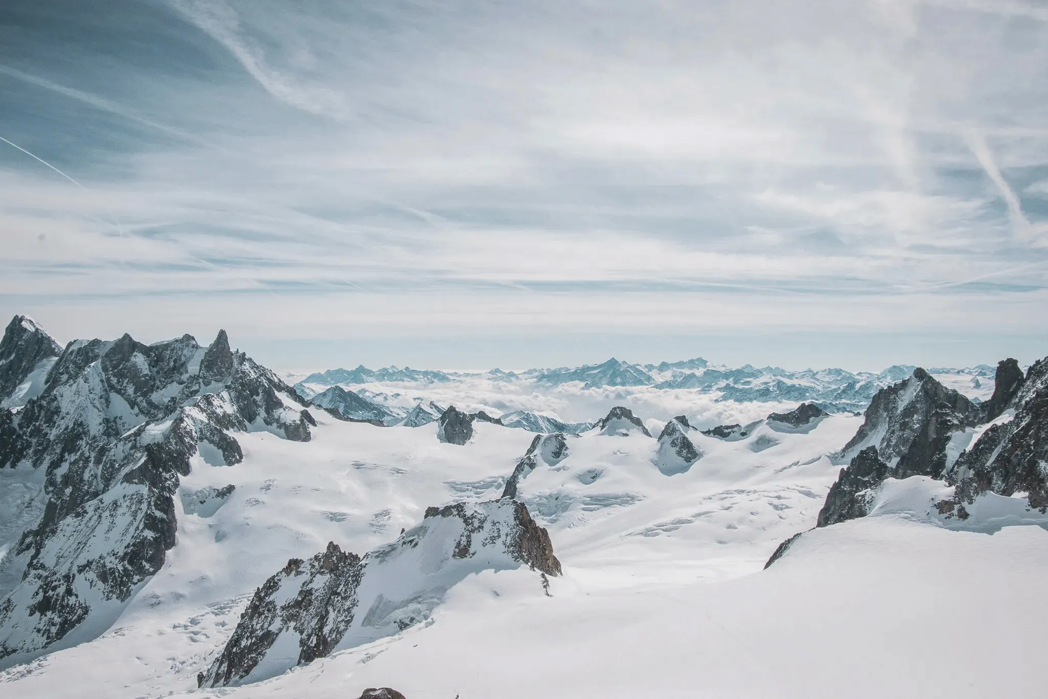 A spectacular panorama of the snow-capped peaks around Mont Blanc, an invitation to escape.